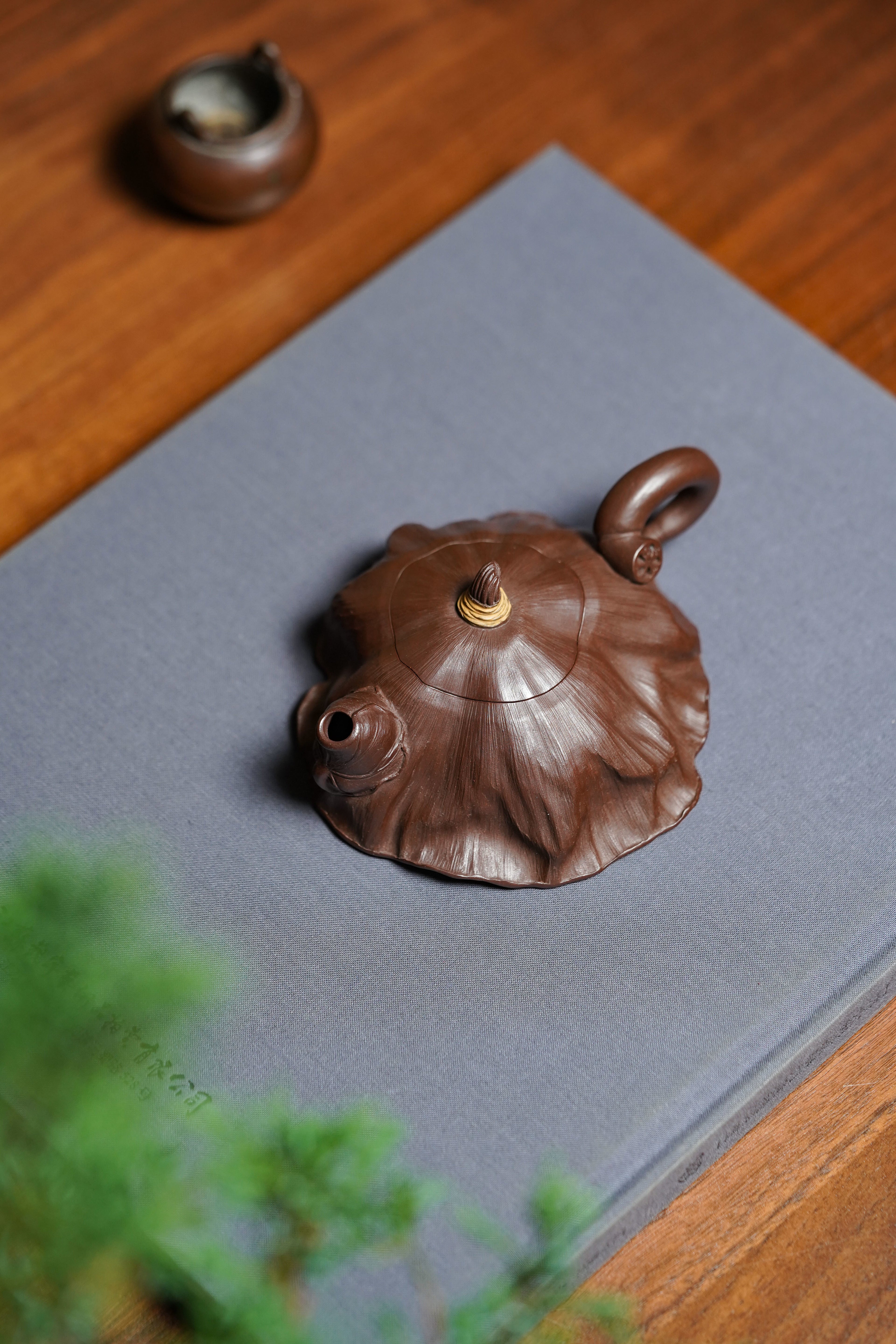 蒋蓉之女 传世花器｜蒋艺华·非遗紫砂顶流重器《荷叶壶》收藏传世·高端礼赠艺术珍品！  ——原矿优质老紫泥·150cc ——中国传统陶瓷艺术大师·蒋艺华 制