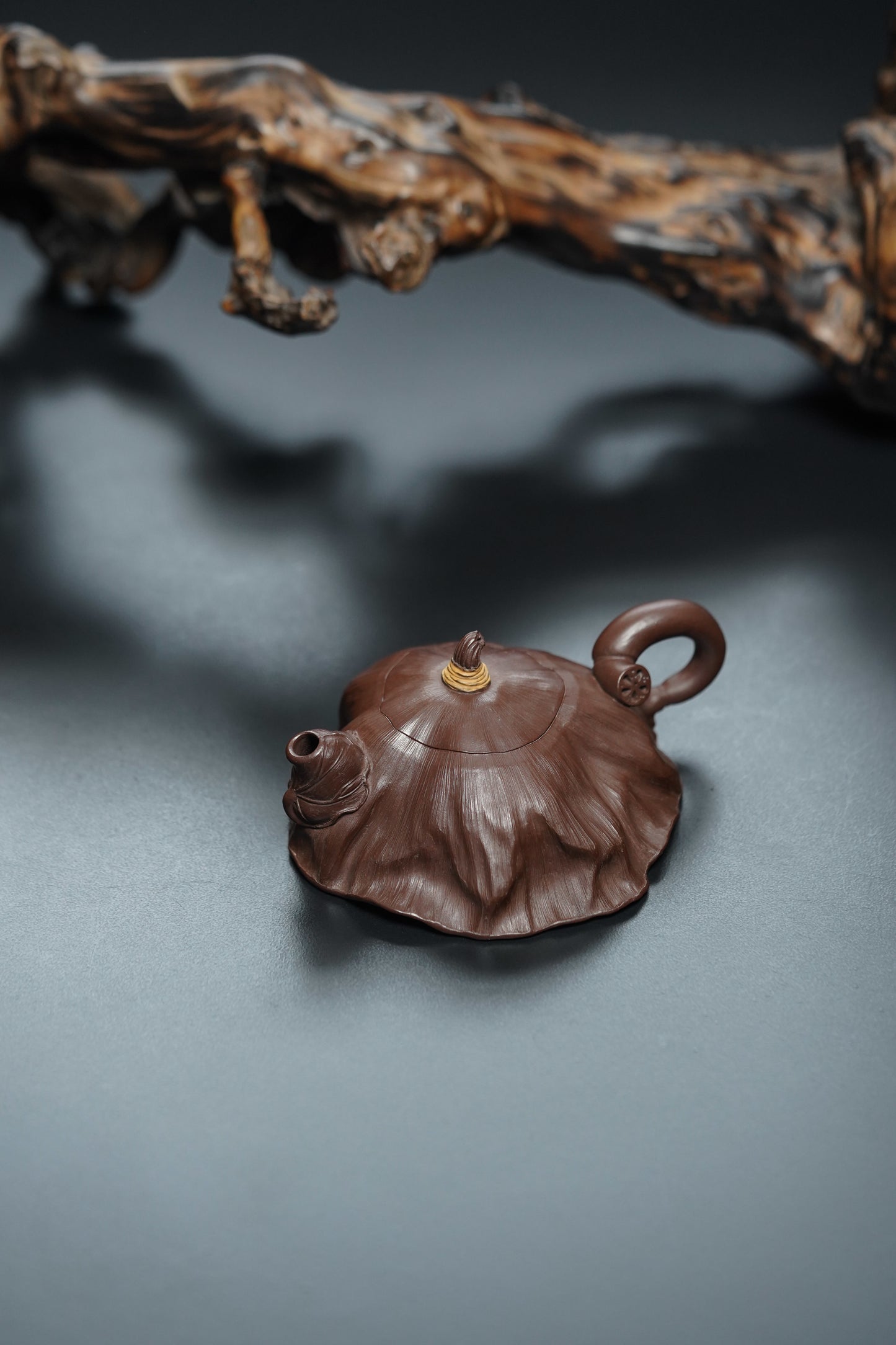 蒋蓉之女 传世花器｜蒋艺华·非遗紫砂顶流重器《荷叶壶》收藏传世·高端礼赠艺术珍品！  ——原矿优质老紫泥·150cc ——中国传统陶瓷艺术大师·蒋艺华 制