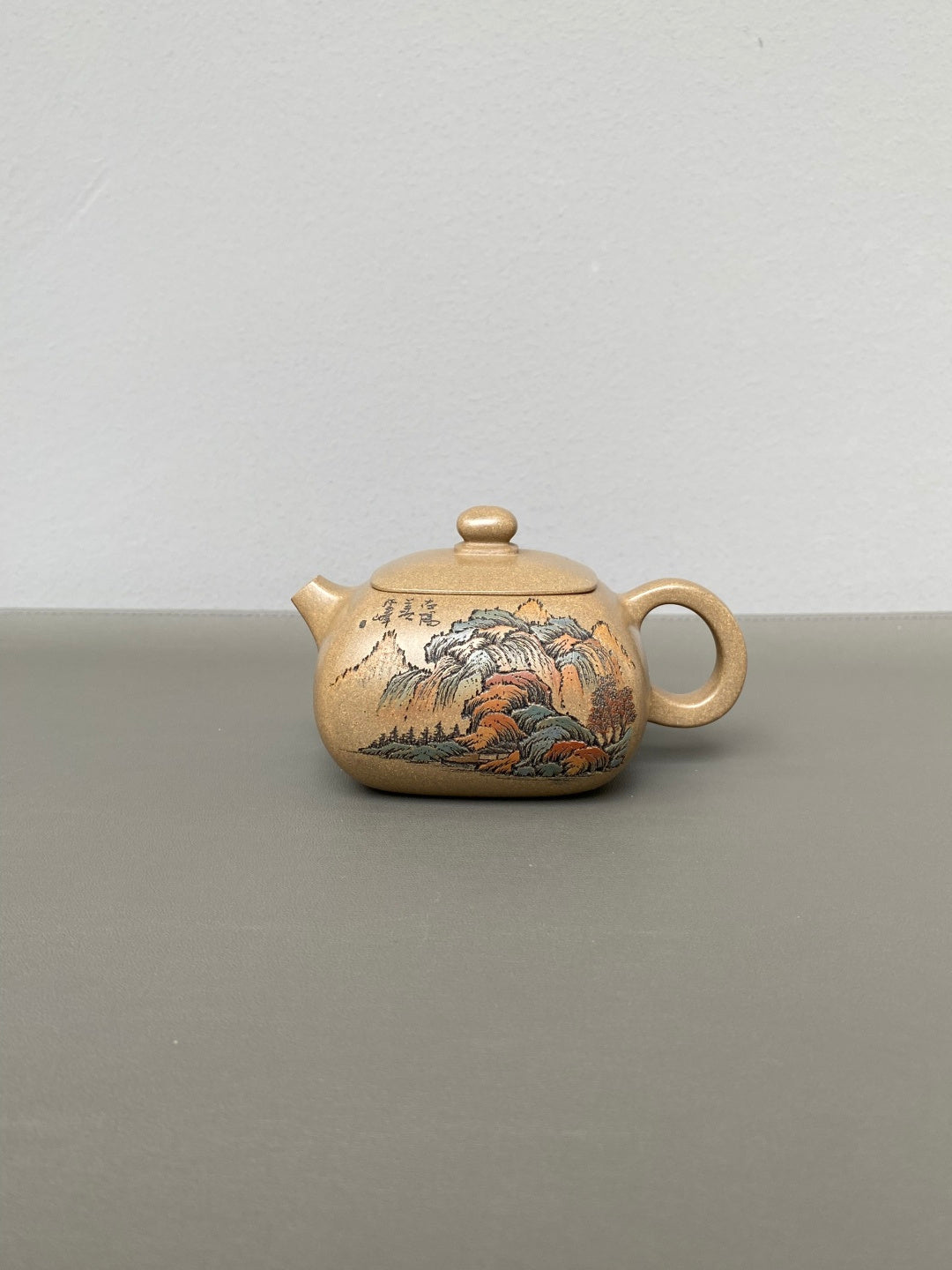 紫砂界彩刻山水标杆·李峰大拍17万臻品《四方西施壶》礼藏双绝 传世重器！  ——原矿优质青段·230cc ——著名紫砂彩刻艺术家·李峰亲工