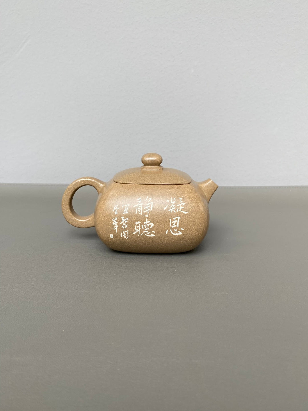 紫砂界彩刻山水标杆·李峰大拍17万臻品《四方西施壶》礼藏双绝 传世重器！  ——原矿优质青段·230cc ——著名紫砂彩刻艺术家·李峰亲工