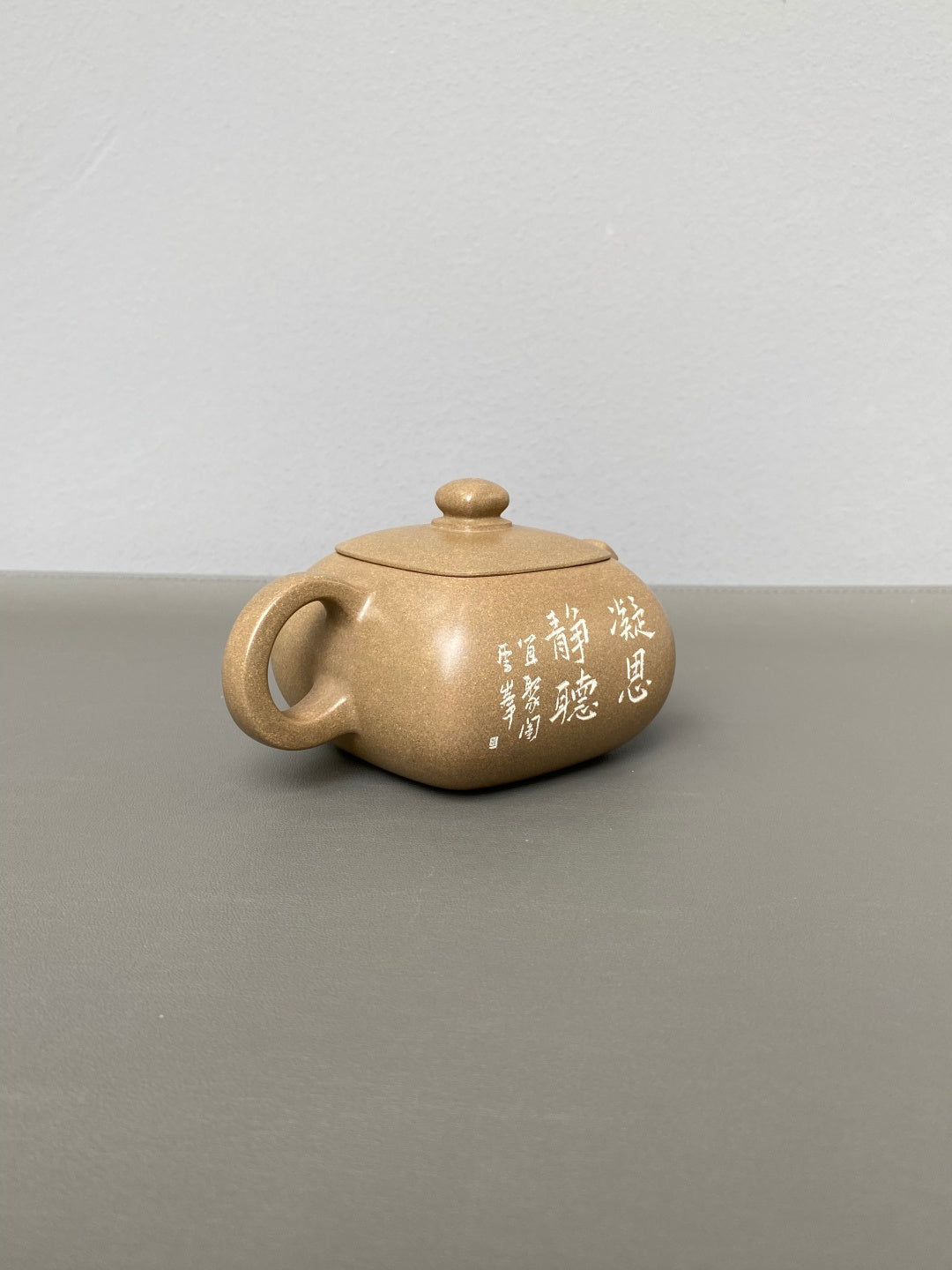 紫砂界彩刻山水标杆·李峰大拍17万臻品《四方西施壶》礼藏双绝 传世重器！  ——原矿优质青段·230cc ——著名紫砂彩刻艺术家·李峰亲工