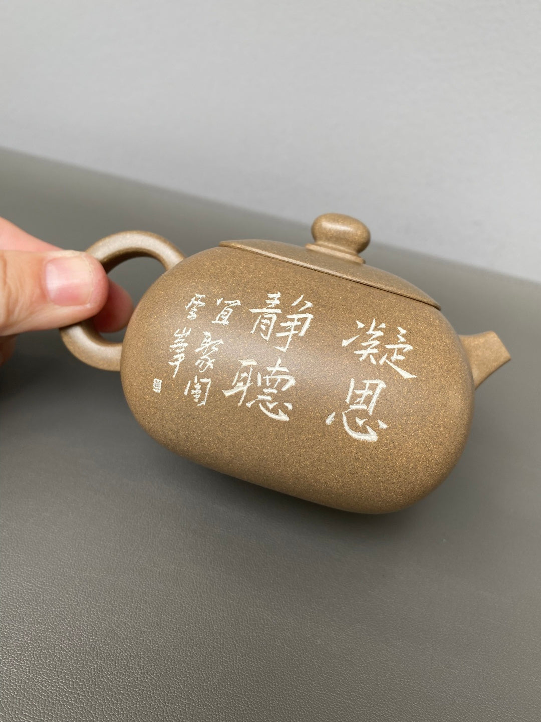 紫砂界彩刻山水标杆·李峰大拍17万臻品《四方西施壶》礼藏双绝 传世重器！  ——原矿优质青段·230cc ——著名紫砂彩刻艺术家·李峰亲工
