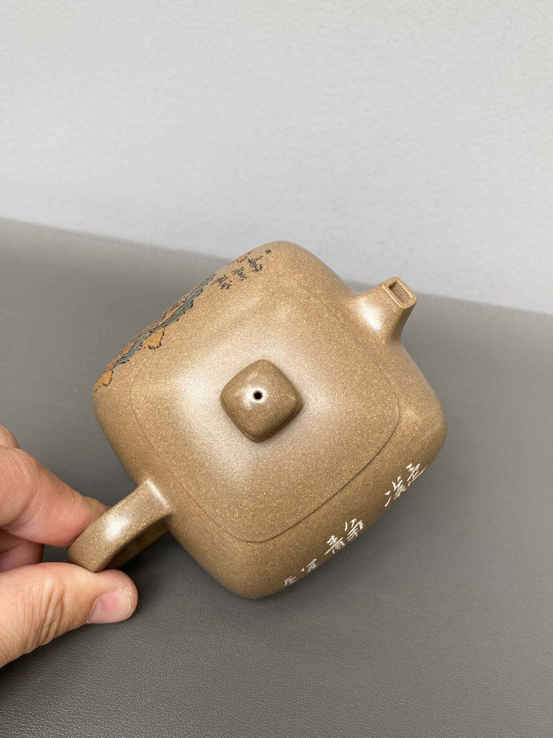紫砂界彩刻山水标杆·李峰大拍17万臻品《四方西施壶》礼藏双绝 传世重器！  ——原矿优质青段·230cc ——著名紫砂彩刻艺术家·李峰亲工