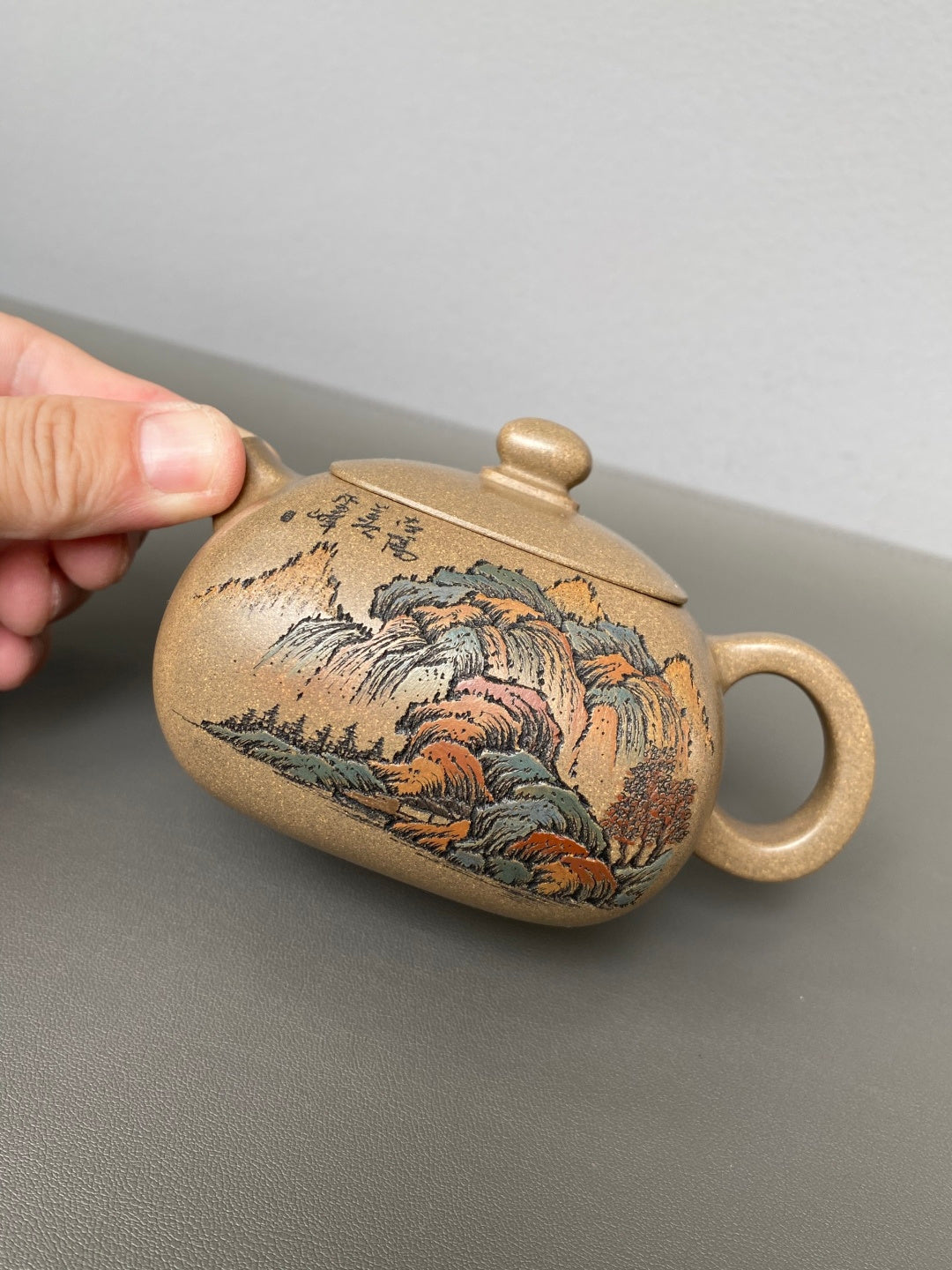 紫砂界彩刻山水标杆·李峰大拍17万臻品《四方西施壶》礼藏双绝 传世重器！  ——原矿优质青段·230cc ——著名紫砂彩刻艺术家·李峰亲工