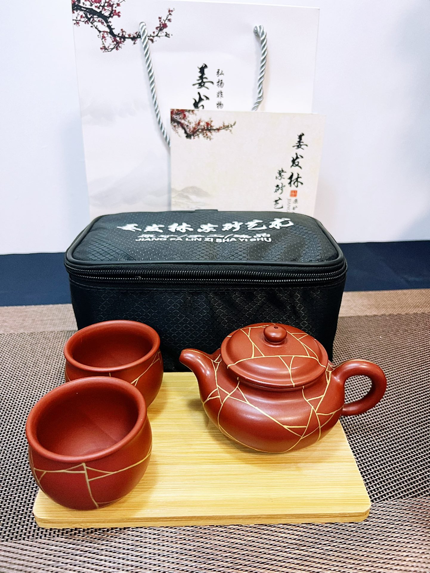 【冰纹仿古套装】 一壶两杯描24K金 泥料：原矿大红袍 泥料：大红袍 作者：姜发林容量：壶180cc小杯50cc