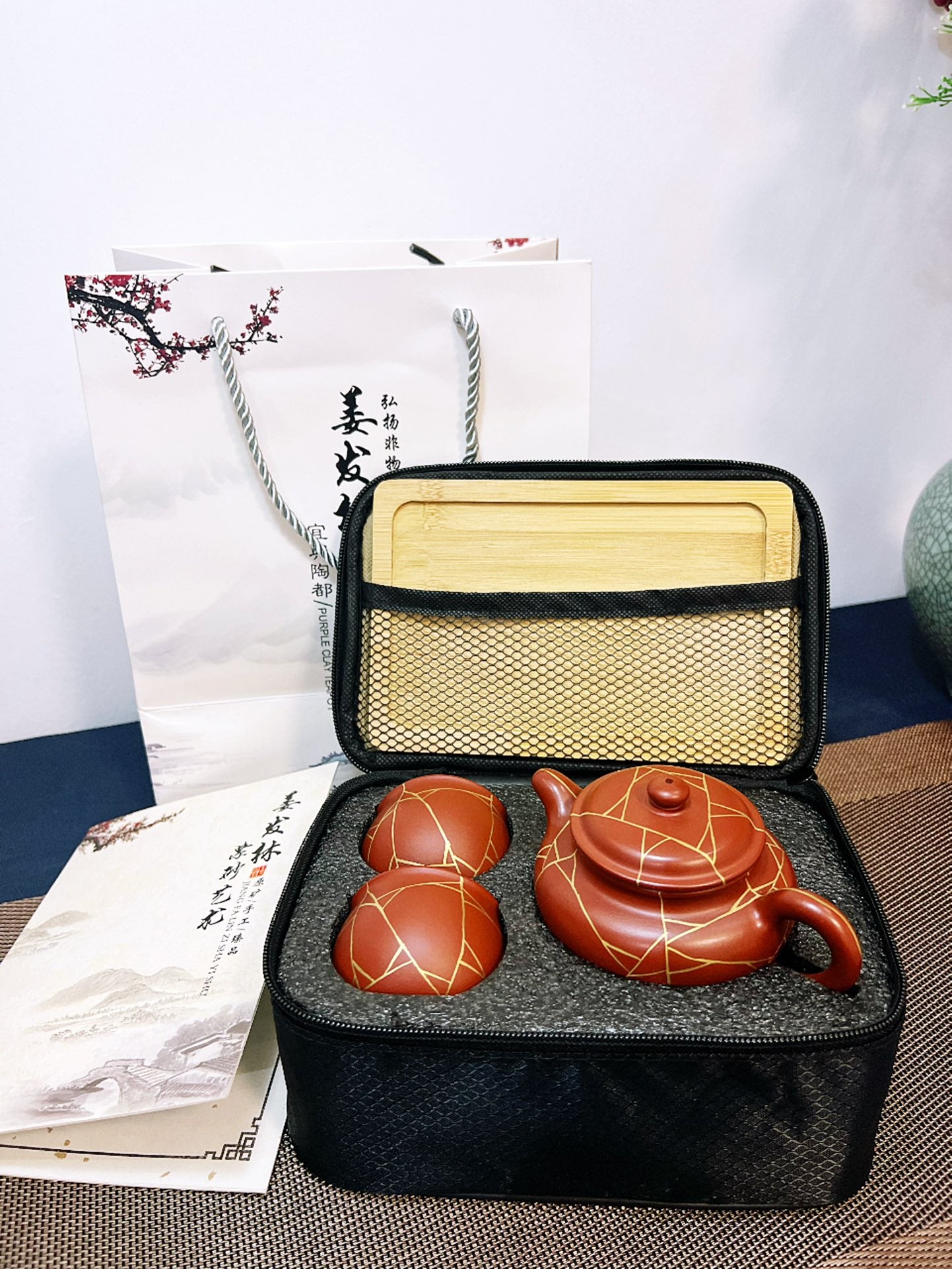 【冰纹仿古套装】 一壶两杯描24K金 泥料：原矿大红袍 泥料：大红袍 作者：姜发林容量：壶180cc小杯50cc