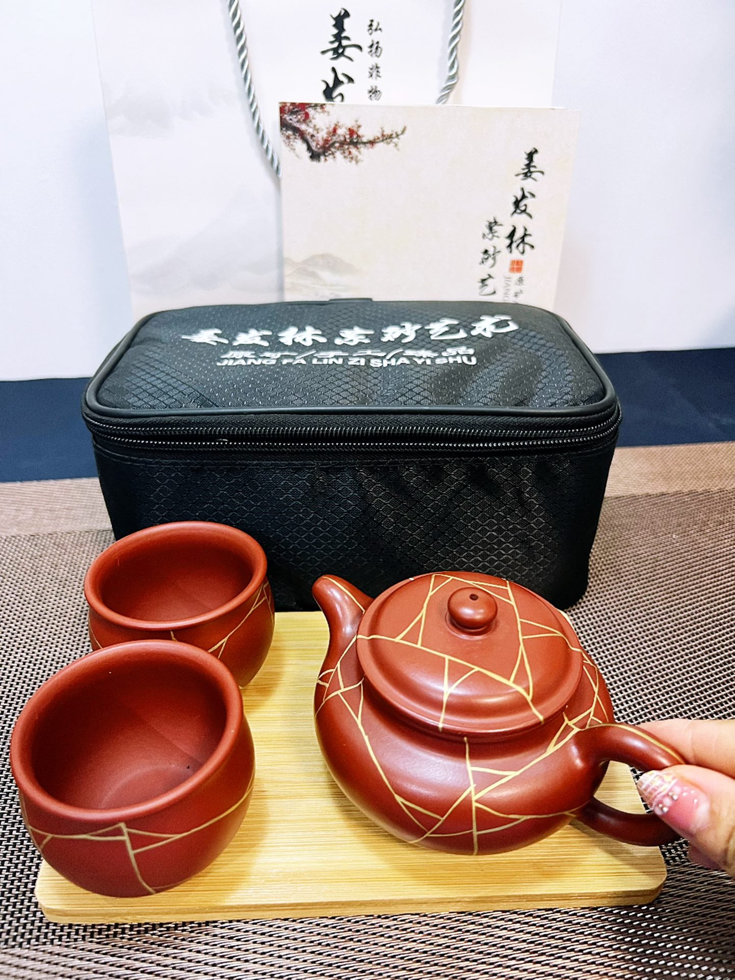 【冰纹仿古套装】 一壶两杯描24K金 泥料：原矿大红袍 泥料：大红袍 作者：姜发林容量：壶180cc小杯50cc
