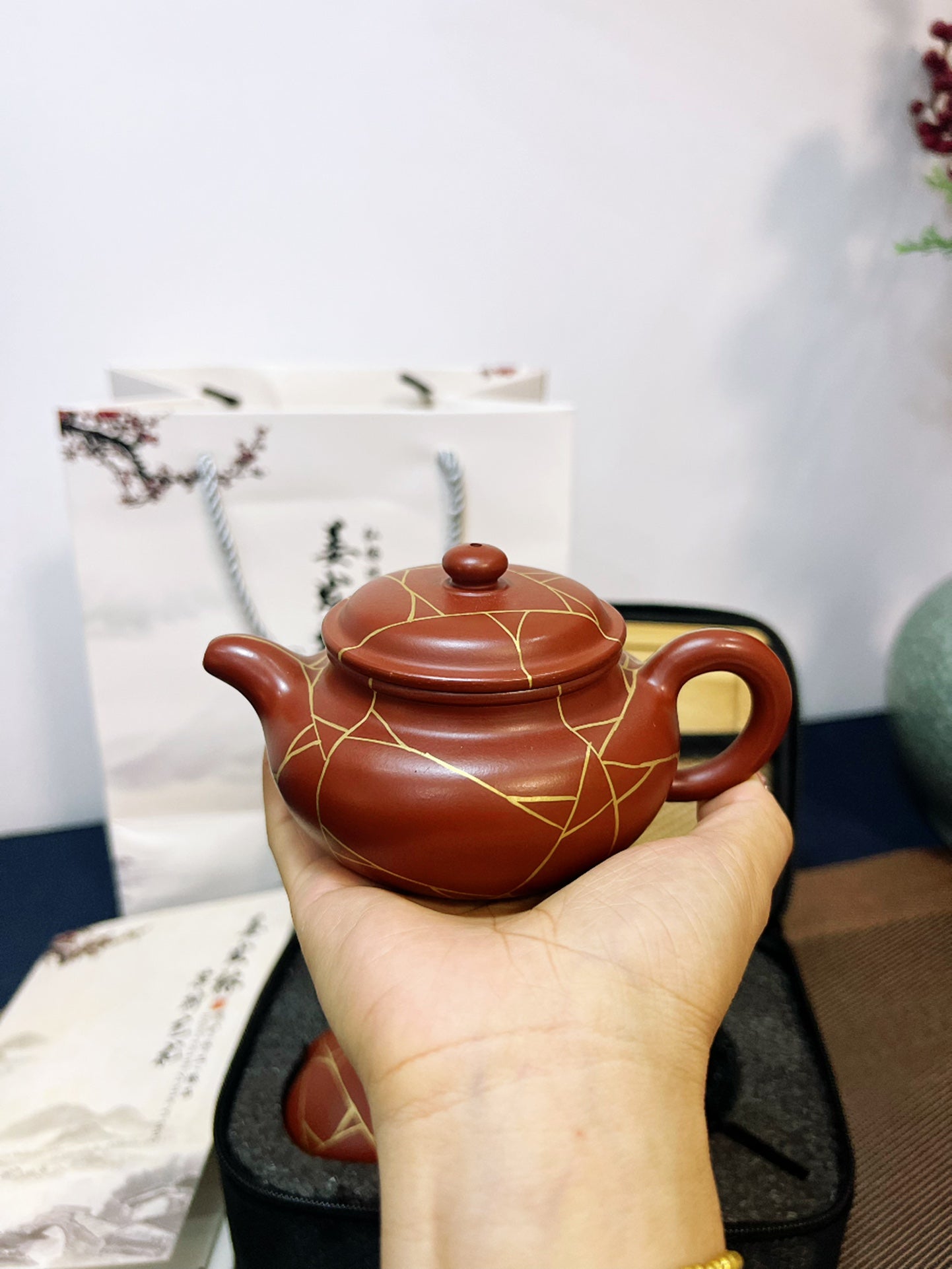 【冰纹仿古套装】 一壶两杯描24K金 泥料：原矿大红袍 泥料：大红袍 作者：姜发林容量：壶180cc小杯50cc