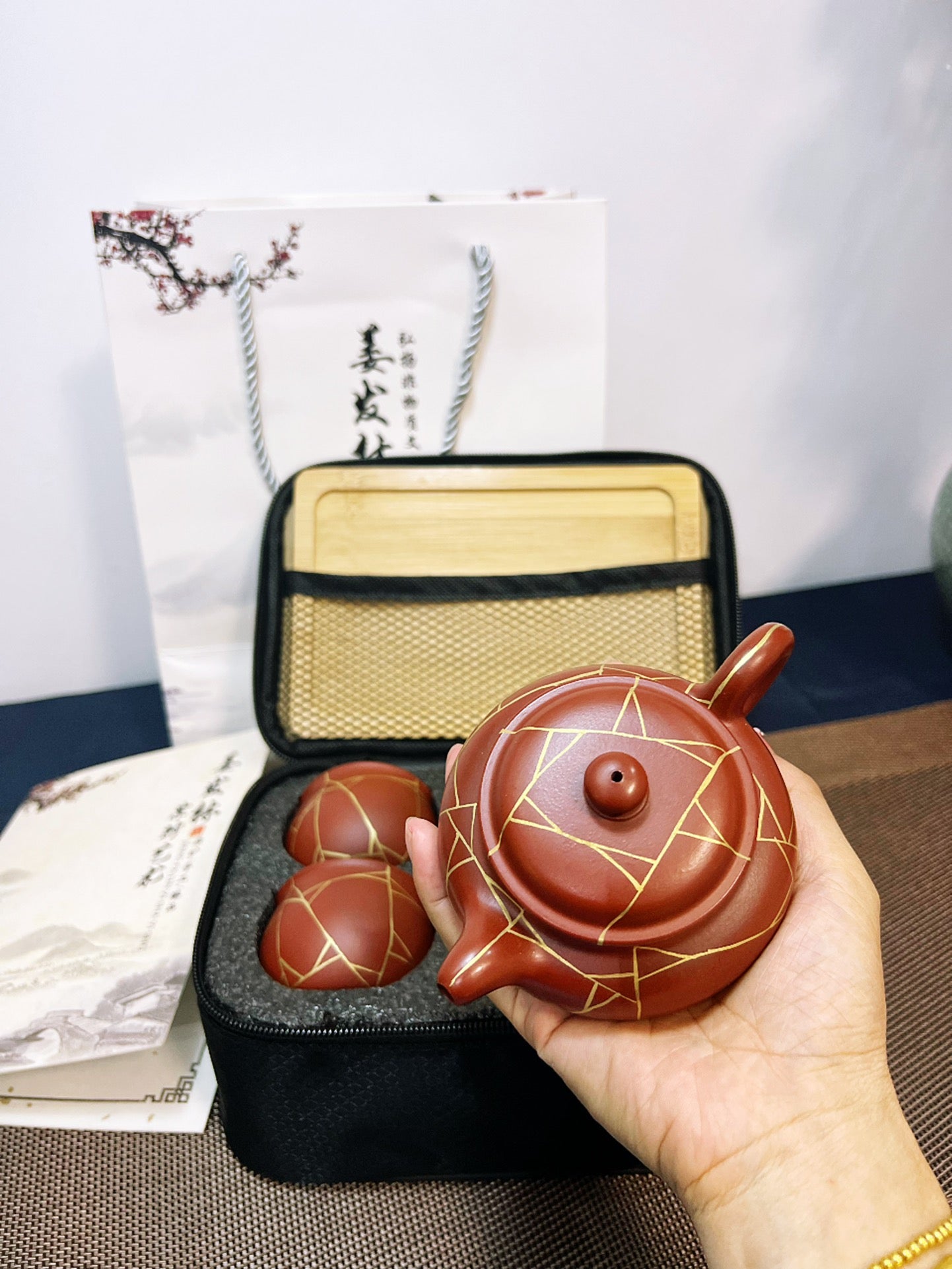 【冰纹仿古套装】 一壶两杯描24K金 泥料：原矿大红袍 泥料：大红袍 作者：姜发林容量：壶180cc小杯50cc
