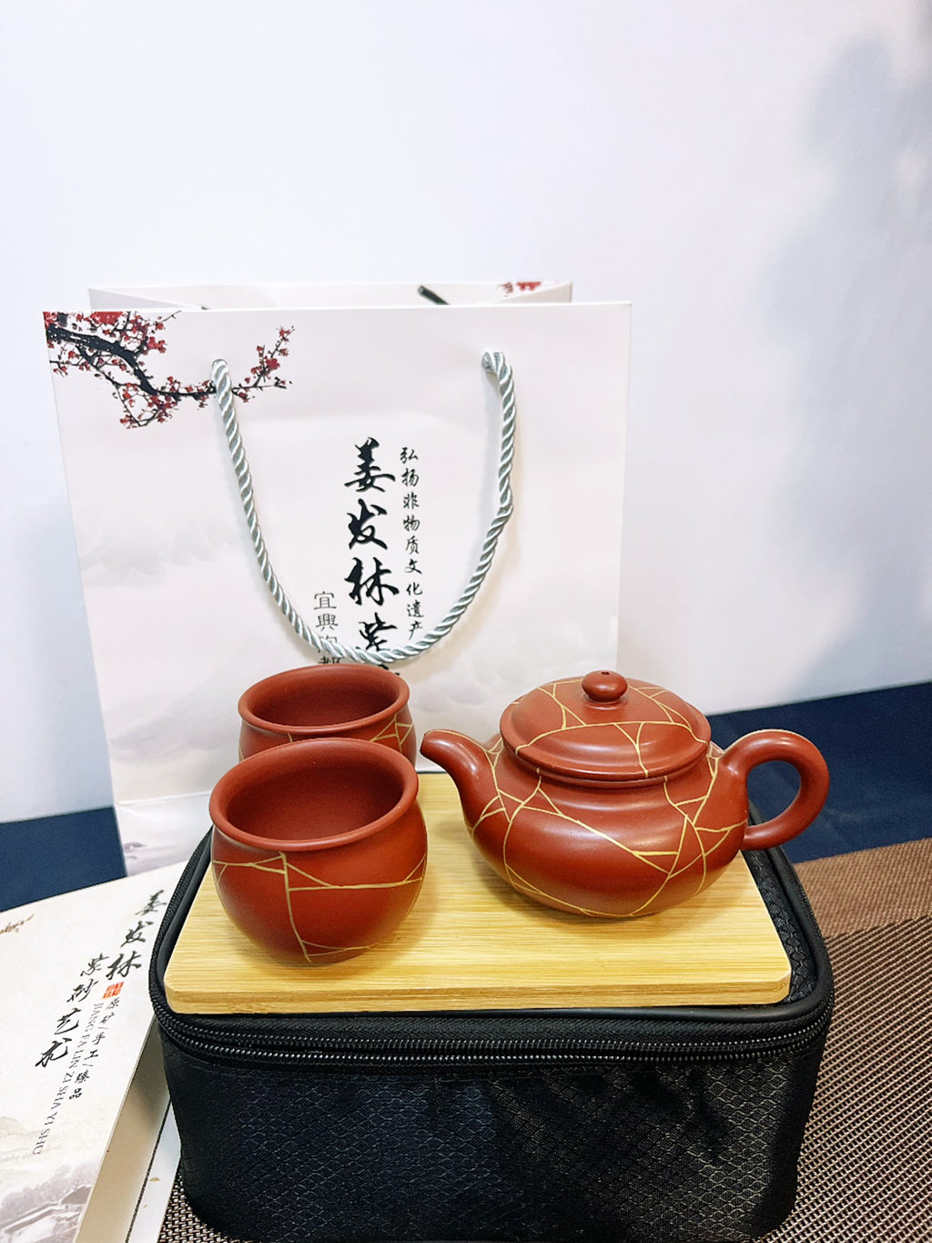 【冰纹仿古套装】 一壶两杯描24K金 泥料：原矿大红袍 泥料：大红袍 作者：姜发林容量：壶180cc小杯50cc - ZishaTeapotChina