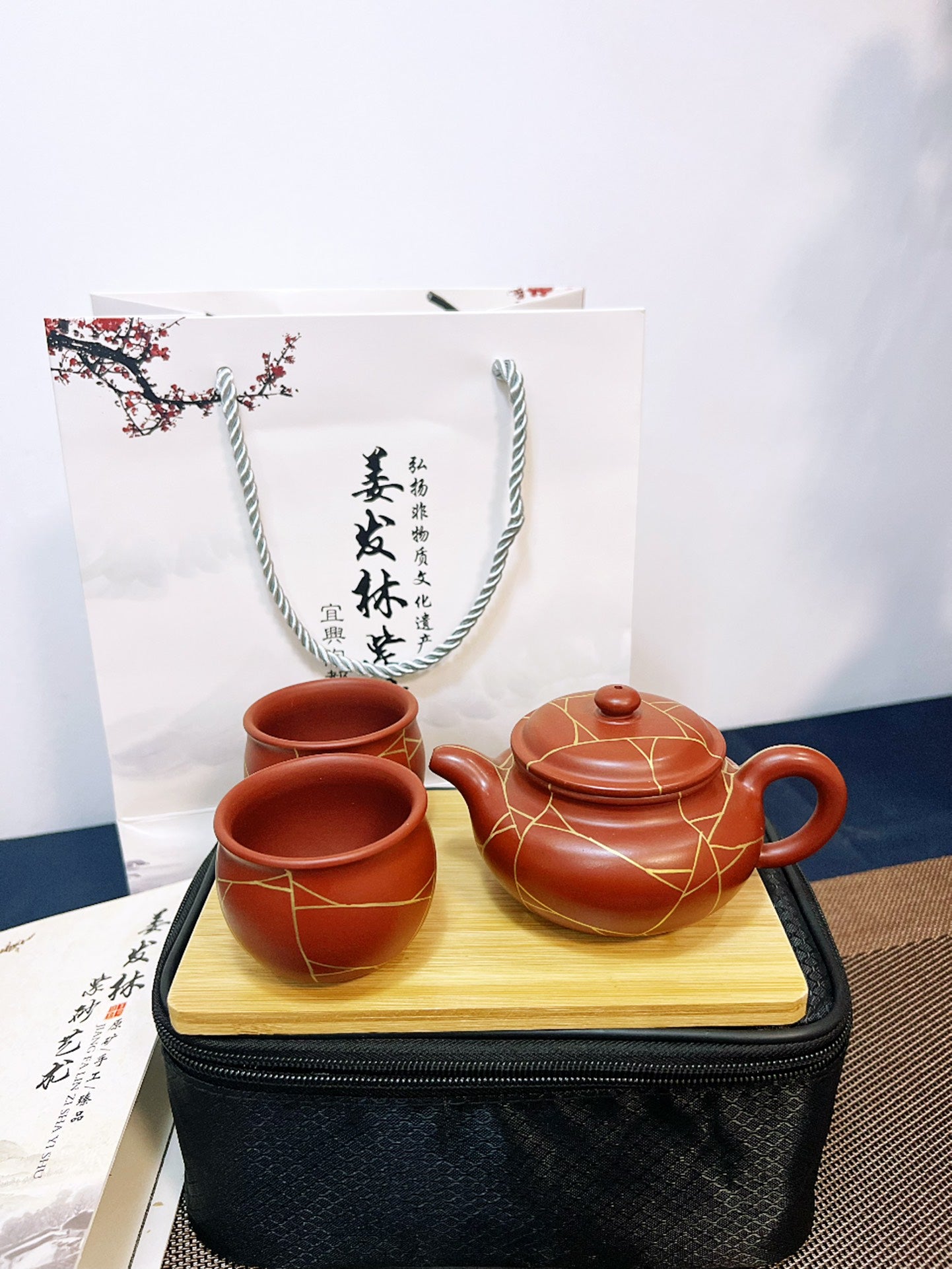 【冰纹仿古套装】 一壶两杯描24K金 泥料：原矿大红袍 泥料：大红袍 作者：姜发林容量：壶180cc小杯50cc