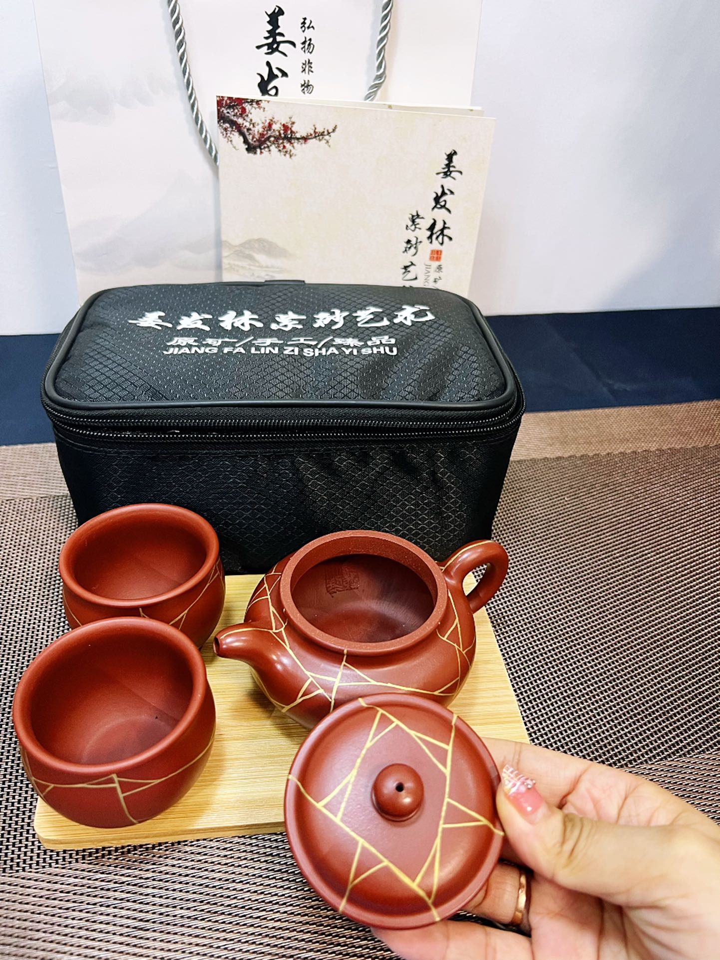 【冰纹仿古套装】 一壶两杯描24K金 泥料：原矿大红袍 泥料：大红袍 作者：姜发林容量：壶180cc小杯50cc