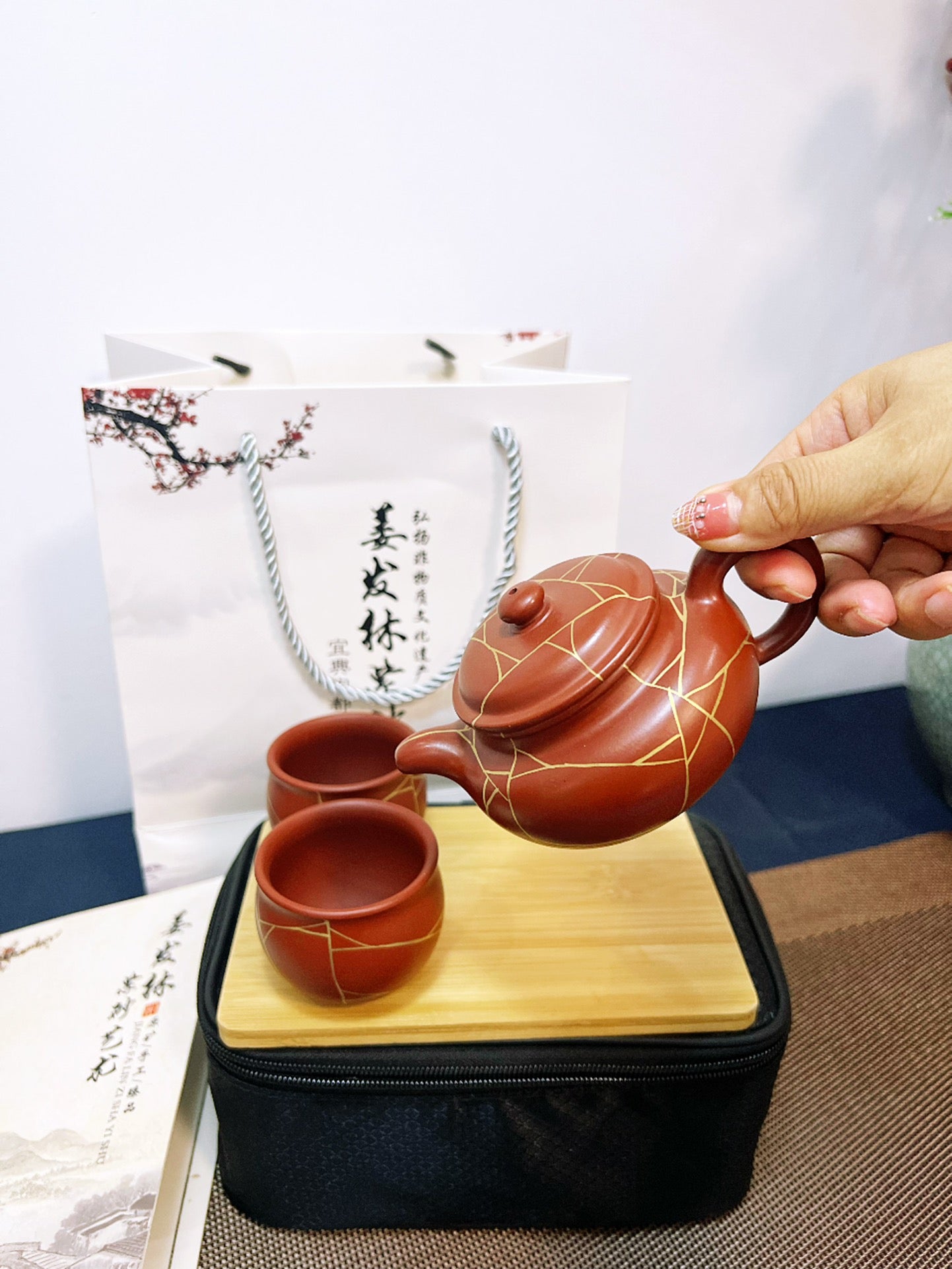 【冰纹仿古套装】 一壶两杯描24K金 泥料：原矿大红袍 泥料：大红袍 作者：姜发林容量：壶180cc小杯50cc