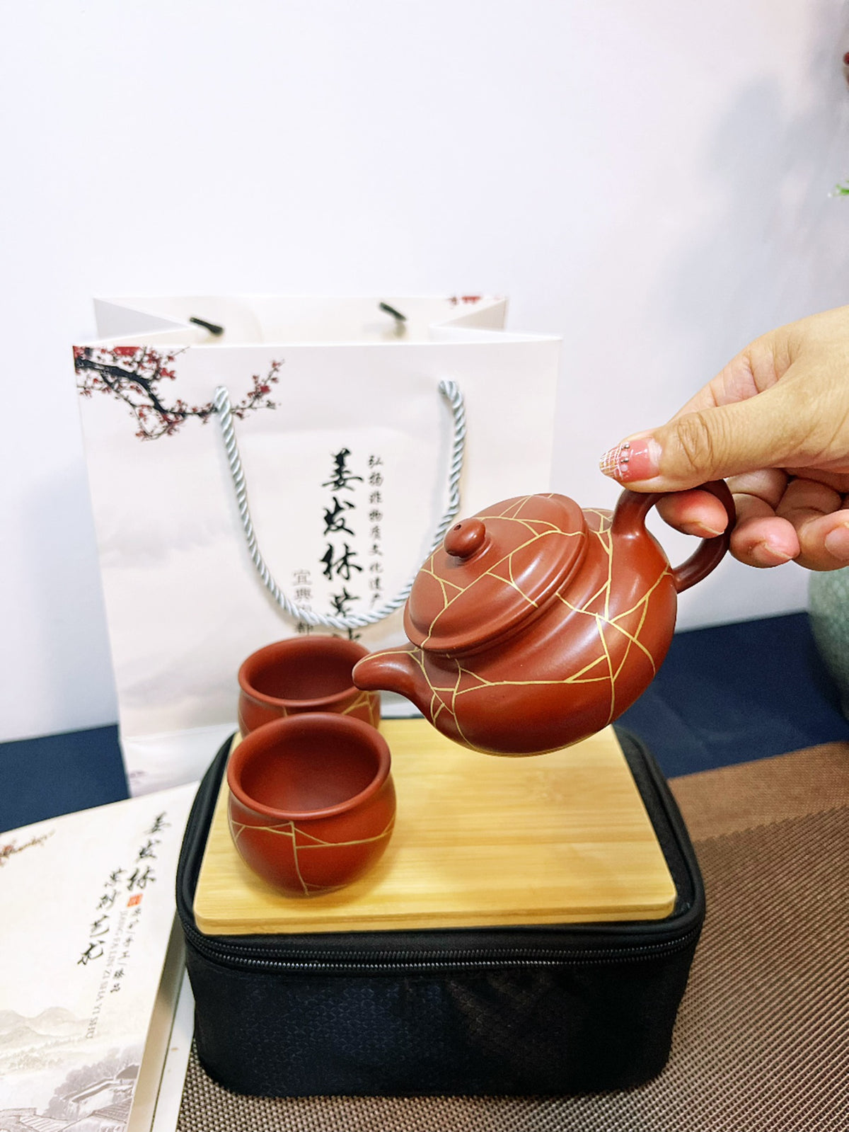 【冰纹仿古套装】 一壶两杯描24K金 泥料：原矿大红袍 泥料：大红袍 作者：姜发林容量：壶180cc小杯50cc - ZishaTeapotChina