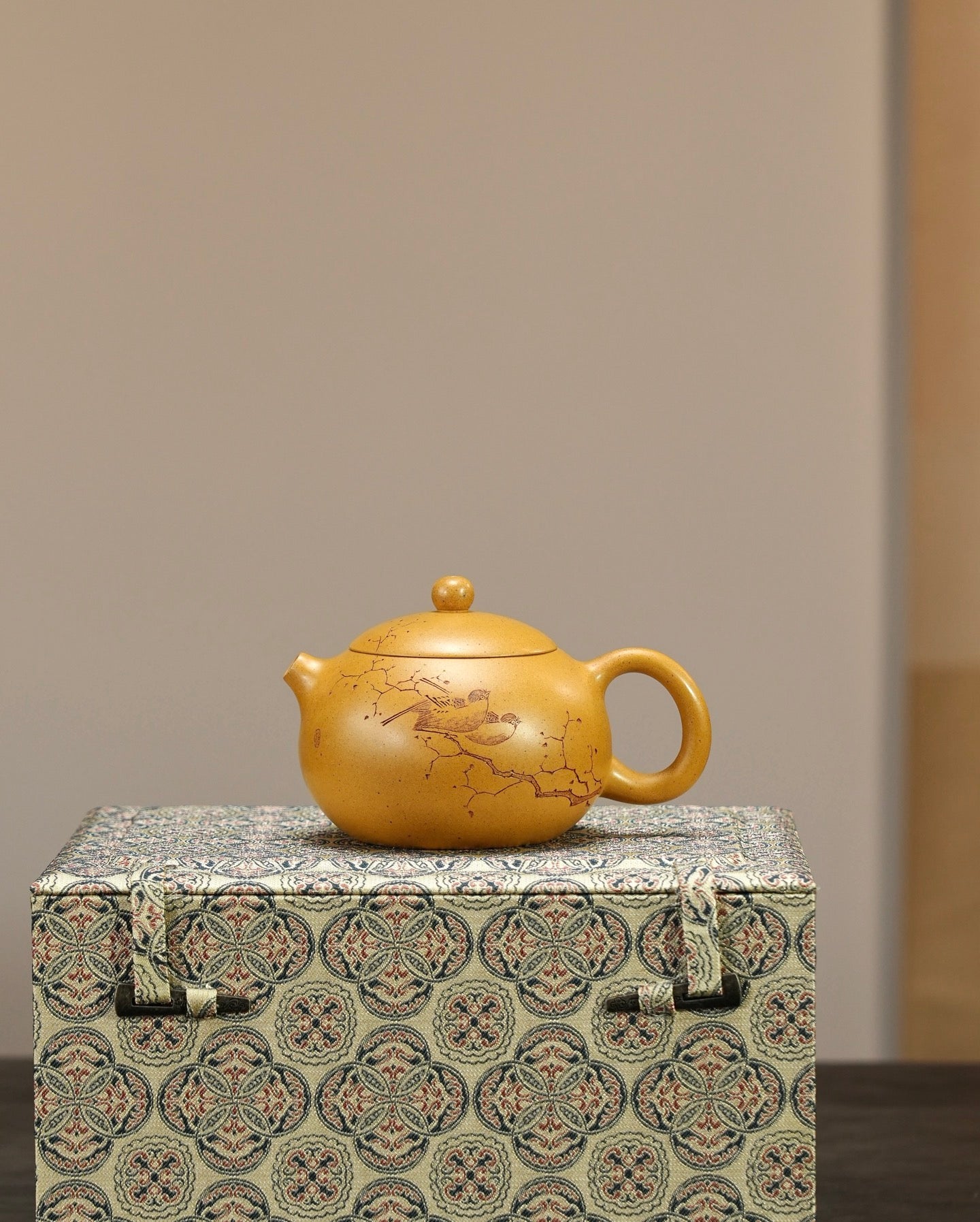 『西施』260cc 老宕口高温黄金段·内推14孔  花鸟刻绘，灵秀，传神，高温烧制，泥料质感独特，老味十足，泡养使用感非常出彩
