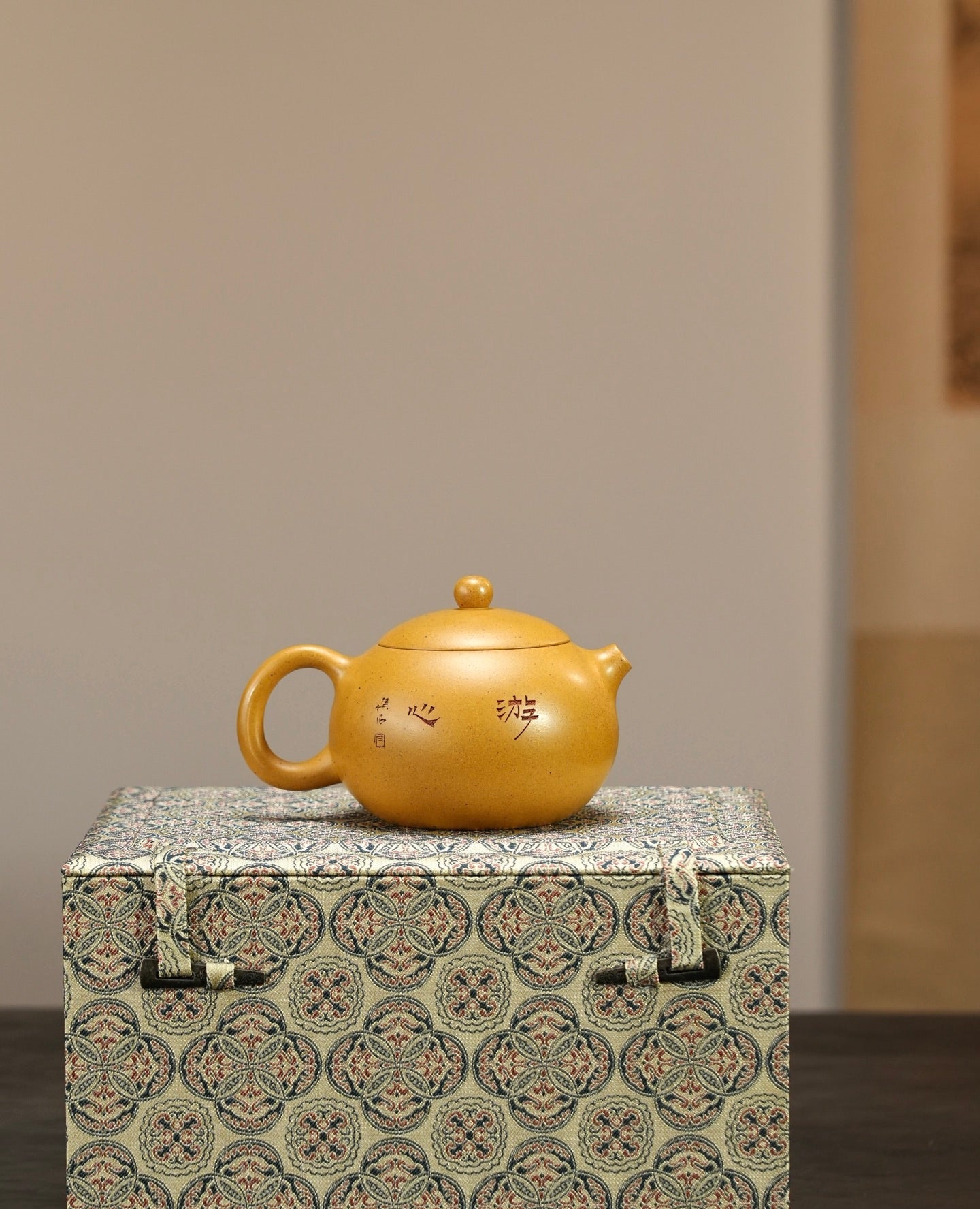 『西施』260cc 老宕口高温黄金段·内推14孔  花鸟刻绘，灵秀，传神，高温烧制，泥料质感独特，老味十足，泡养使用感非常出彩