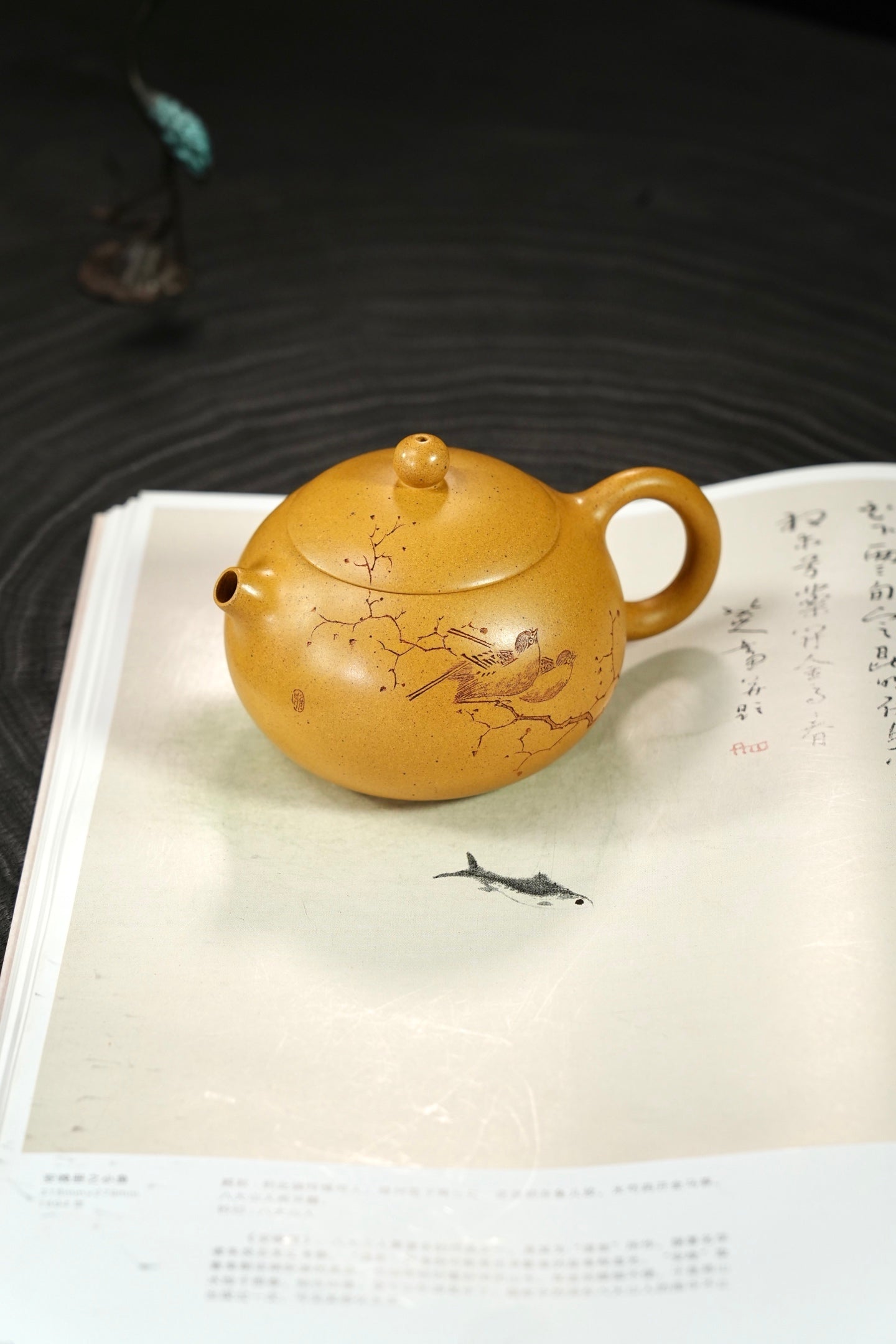 『西施』260cc 老宕口高温黄金段·内推14孔  花鸟刻绘，灵秀，传神，高温烧制，泥料质感独特，老味十足，泡养使用感非常出彩