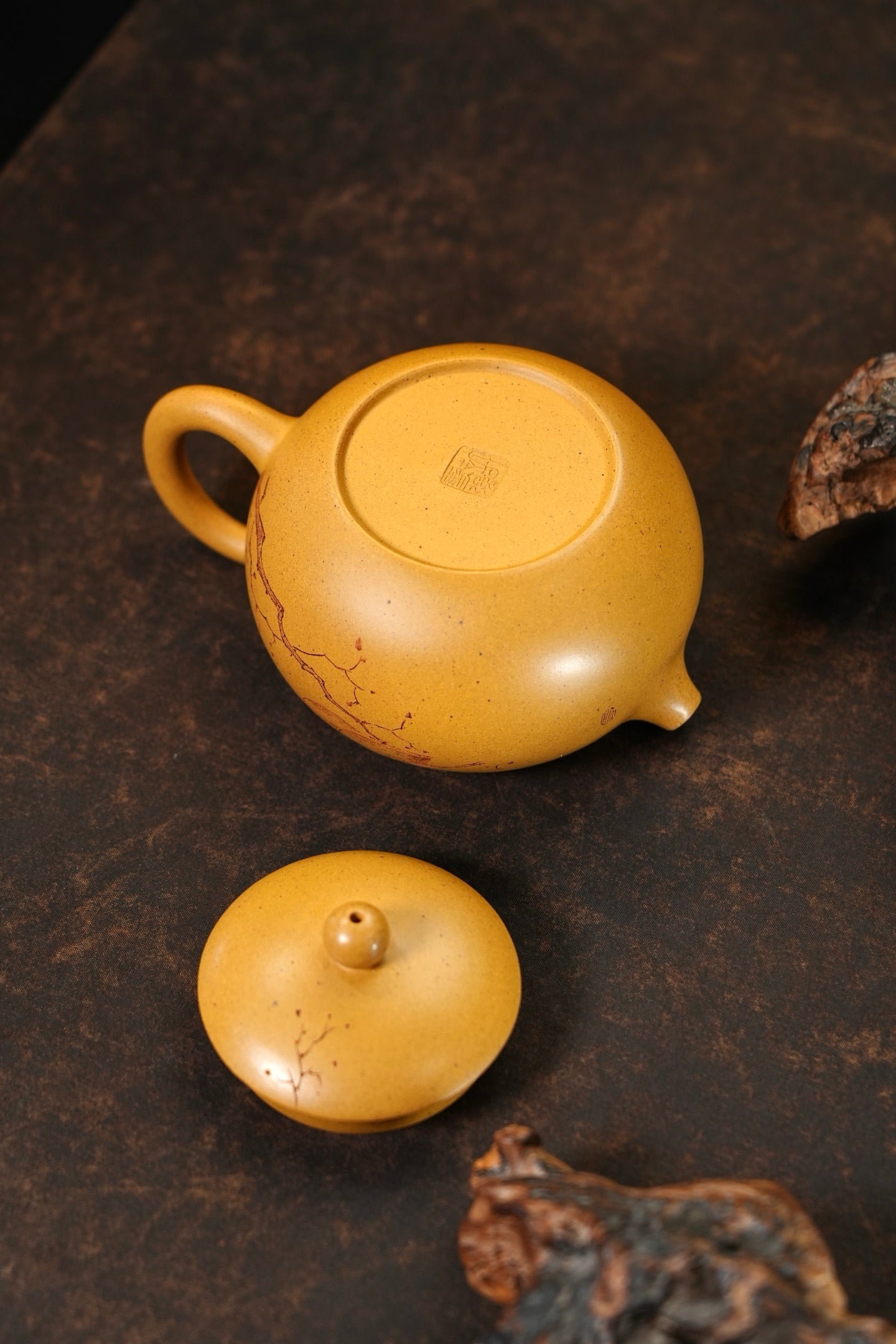 『西施』260cc 老宕口高温黄金段·内推14孔  花鸟刻绘，灵秀，传神，高温烧制，泥料质感独特，老味十足，泡养使用感非常出彩
