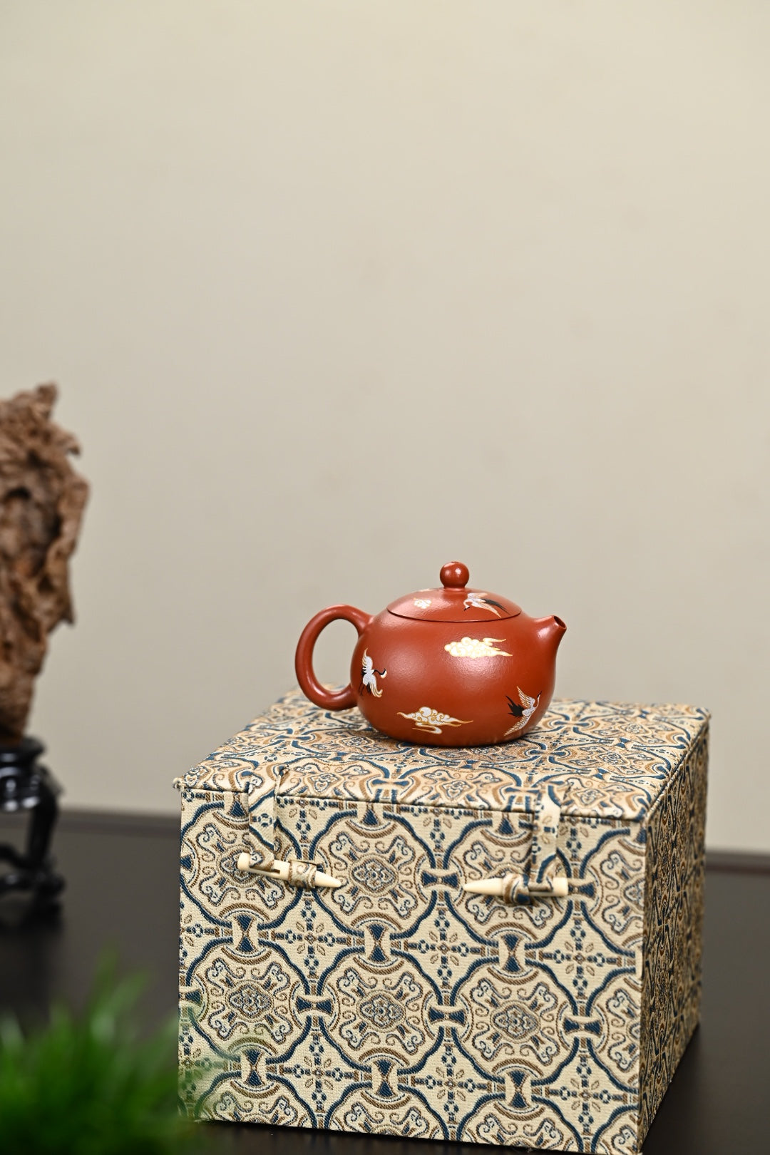 『西施』金银装饰 极品皱皮朱泥·容量130cc·9孔出水·孙建芳（国家级工艺美术师）