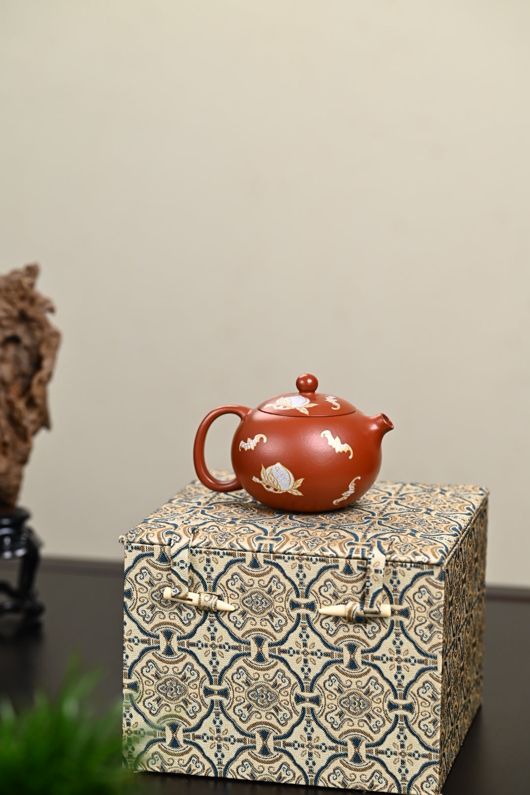 『河豚·西施』金银装饰 极品皱皮朱泥·容量150cc·9孔出水·内推·孙建芳（国家级工艺美术师）