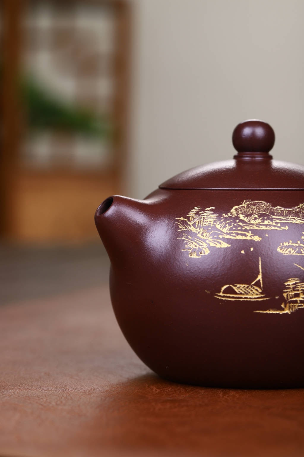 收藏作品：【西施】 作者：范锡军（国家高级工艺美术师）字（茶墨全） 泥料：原矿老紫泥（家藏老料） 容量：320cc 刻绘：韩小虎（研高双省名人） 工艺：手工鎏金 全手工亲制