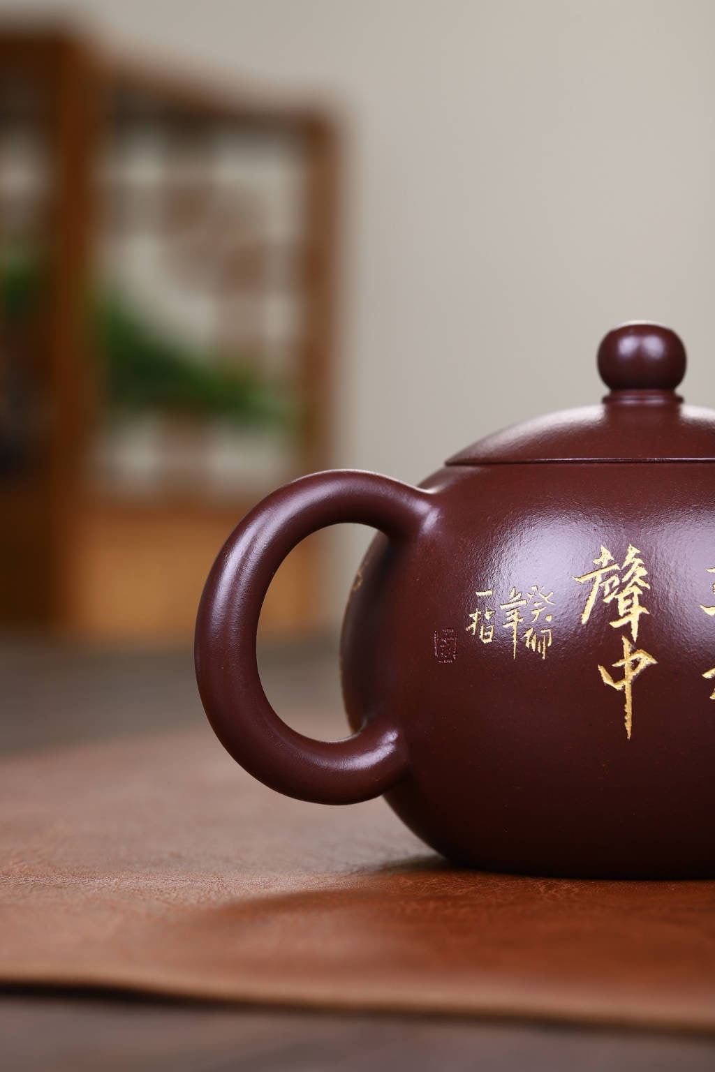 收藏作品：【西施】 作者：范锡军（国家高级工艺美术师）字（茶墨全） 泥料：原矿老紫泥（家藏老料） 容量：320cc 刻绘：韩小虎（研高双省名人） 工艺：手工鎏金 全手工亲制