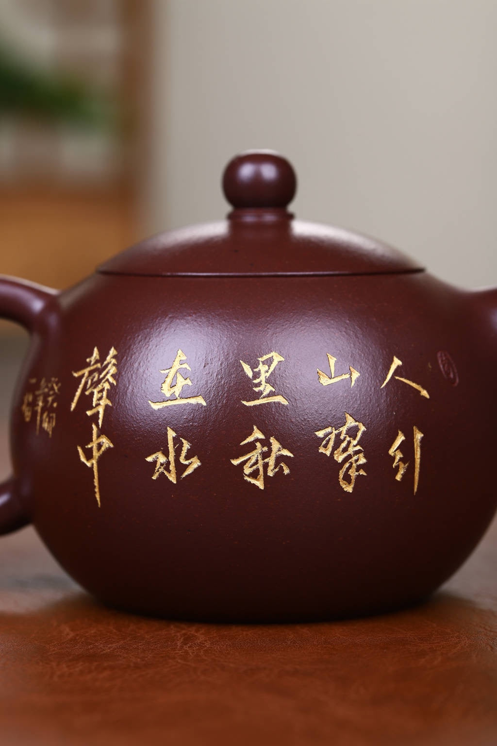 收藏作品：【西施】 作者：范锡军（国家高级工艺美术师）字（茶墨全） 泥料：原矿老紫泥（家藏老料） 容量：320cc 刻绘：韩小虎（研高双省名人） 工艺：手工鎏金 全手工亲制