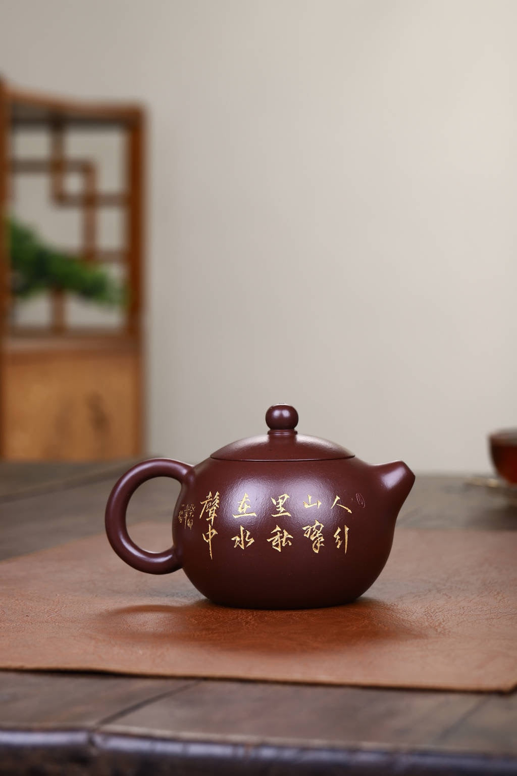 收藏作品：【西施】 作者：范锡军（国家高级工艺美术师）字（茶墨全） 泥料：原矿老紫泥（家藏老料） 容量：320cc 刻绘：韩小虎（研高双省名人） 工艺：手工鎏金 全手工亲制