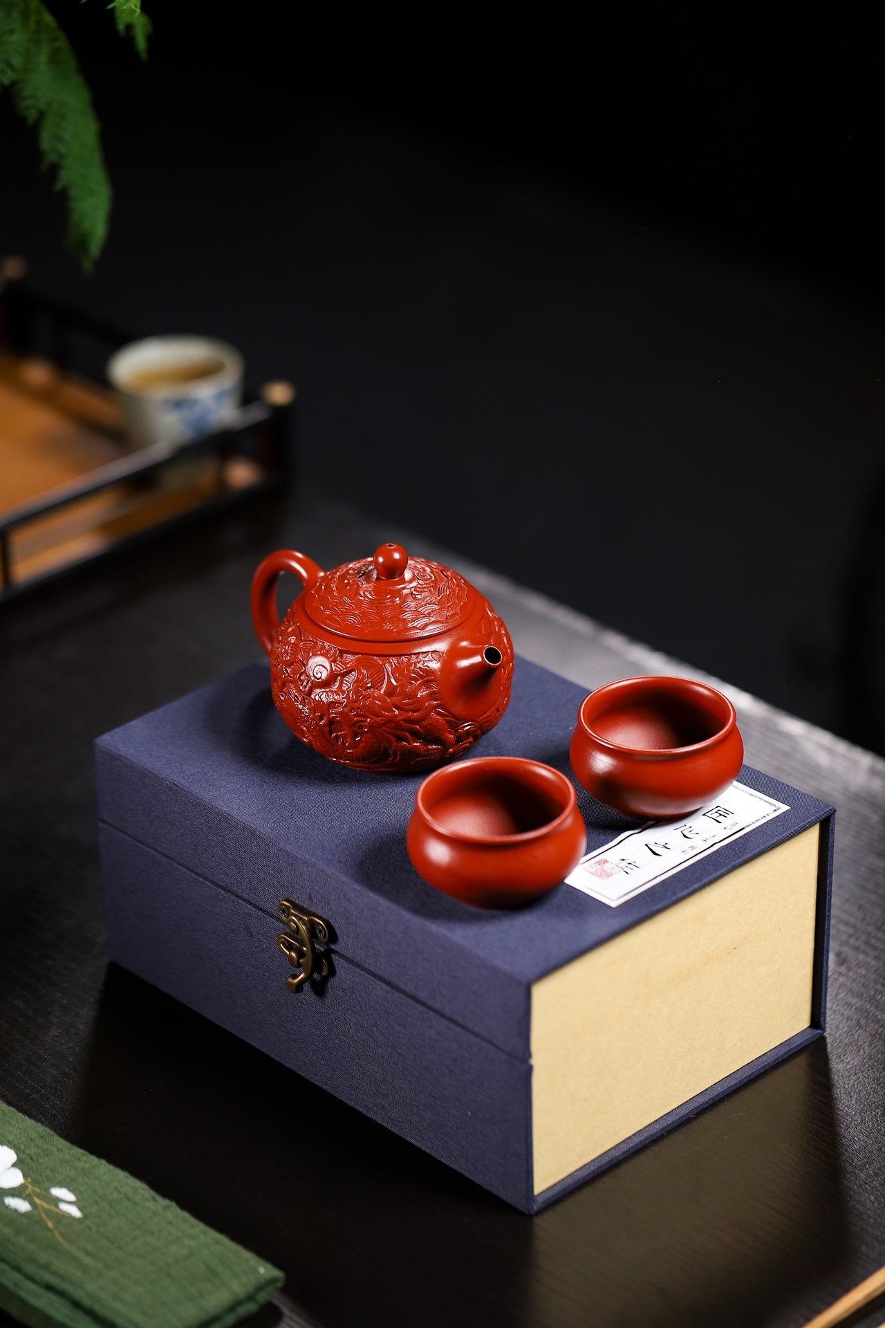 套装福利【祥龙西施套组】 泥料：原矿极品大红袍容量：壶230cc小杯45cc 作者 : 叶荣和 工艺 : 全手工精制，纯手工篆刻