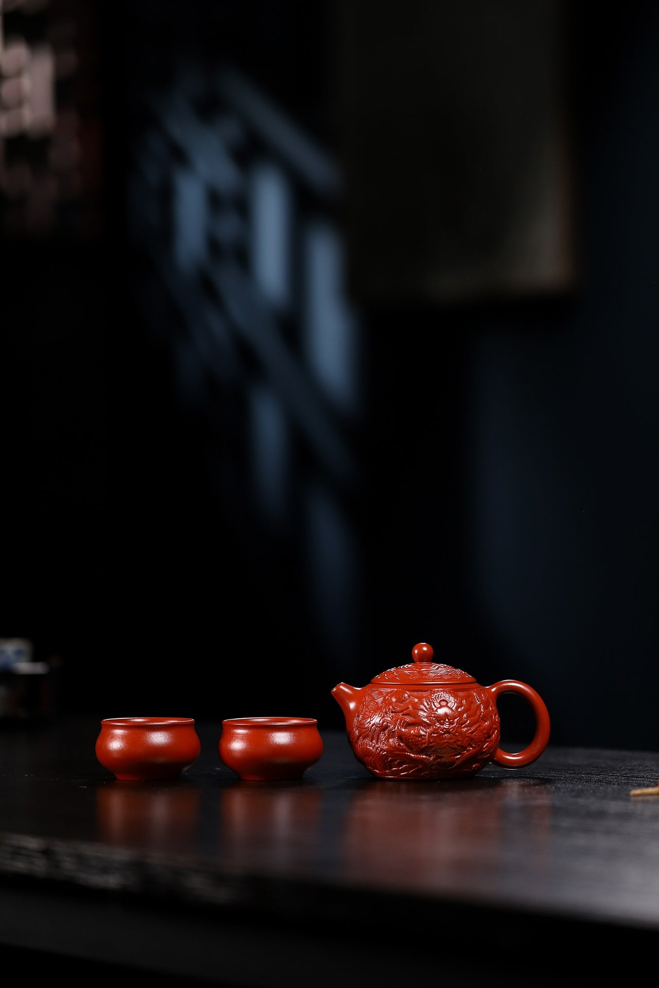 套装福利【祥龙西施套组】 泥料：原矿极品大红袍容量：壶230cc小杯45cc 作者 : 叶荣和 工艺 : 全手工精制，纯手工篆刻