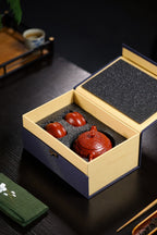 套装福利【祥龙西施套组】 泥料：原矿极品大红袍容量：壶230cc小杯45cc 作者 : 叶荣和 工艺 : 全手工精制，纯手工篆刻