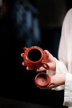 套装福利【祥龙西施套组】 泥料：原矿极品大红袍容量：壶230cc小杯45cc 作者 : 叶荣和 工艺 : 全手工精制，纯手工篆刻