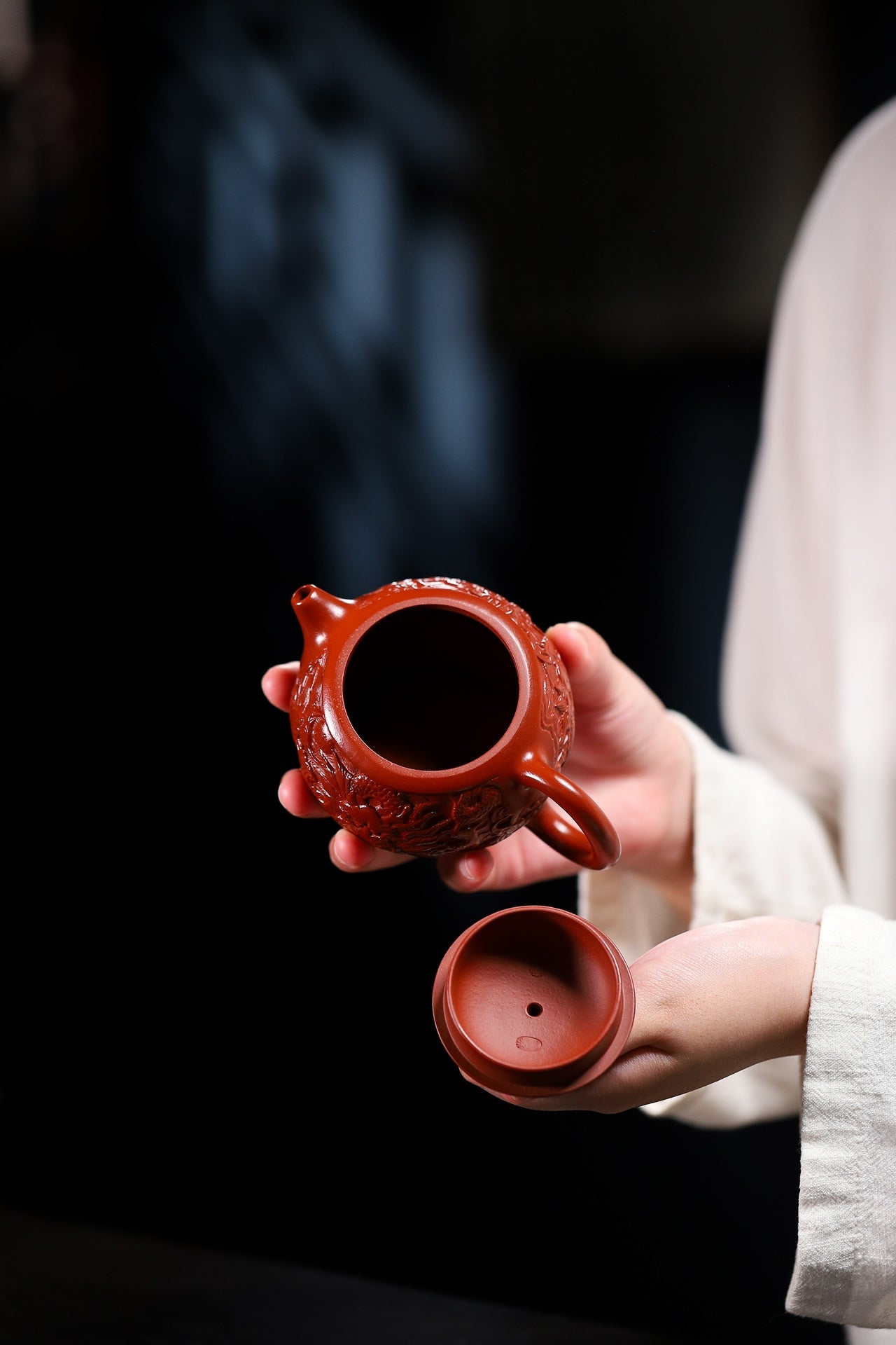 套装福利【祥龙西施套组】 泥料：原矿极品大红袍容量：壶230cc小杯45cc 作者 : 叶荣和 工艺 : 全手工精制，纯手工篆刻