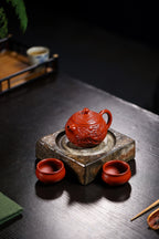 套装福利【祥龙西施套组】 泥料：原矿极品大红袍容量：壶230cc小杯45cc 作者 : 叶荣和 工艺 : 全手工精制，纯手工篆刻