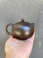【品名】西施【容量】200CC【泥料】原矿大红袍柴烧【作者】杨军保～国家级工艺美术师。