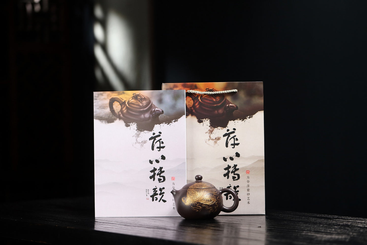 【西施】 制壶：方华萍（研究员级高级工艺美术师） 泥料：原矿黑料 容量：370cc 孔数：14孔