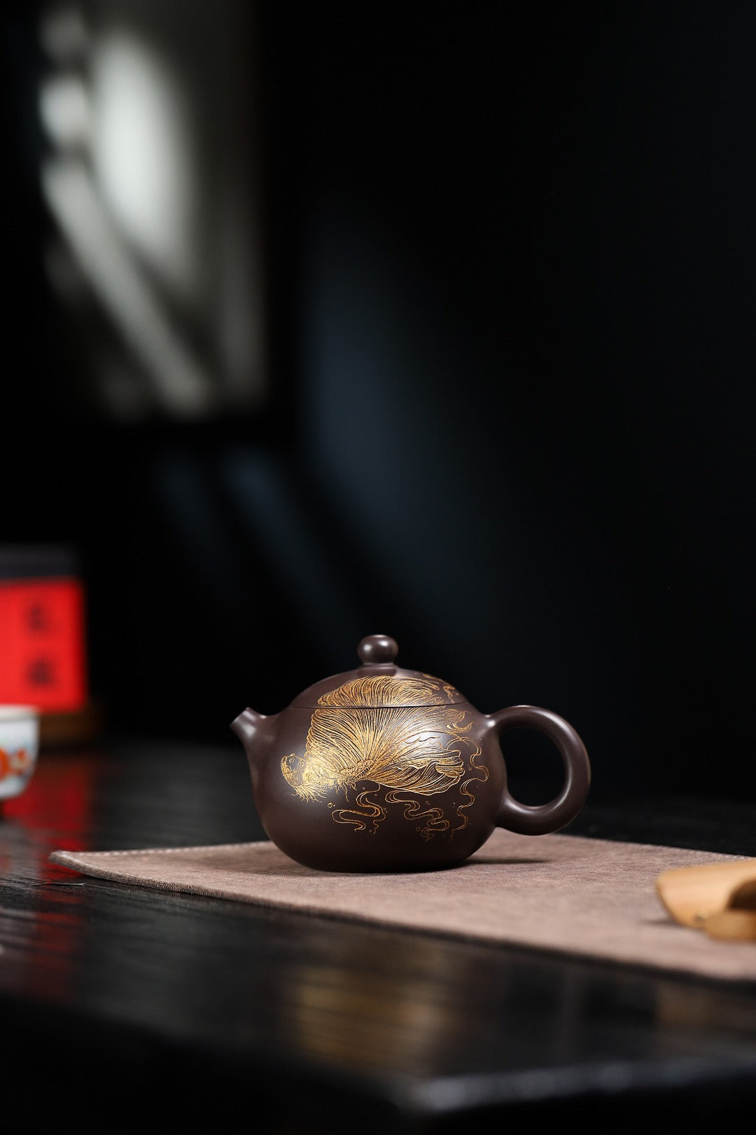 【西施】 制壶：方华萍（研究员级高级工艺美术师） 泥料：原矿黑料 容量：370cc 孔数：14孔