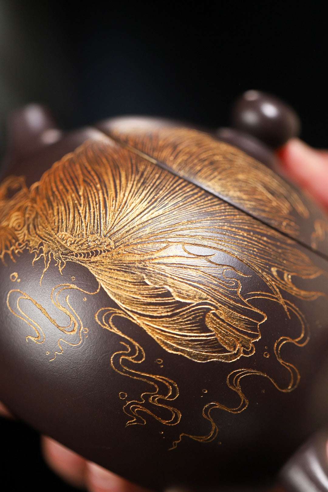 【西施】 制壶：方华萍（研究员级高级工艺美术师） 泥料：原矿黑料 容量：370cc 孔数：14孔