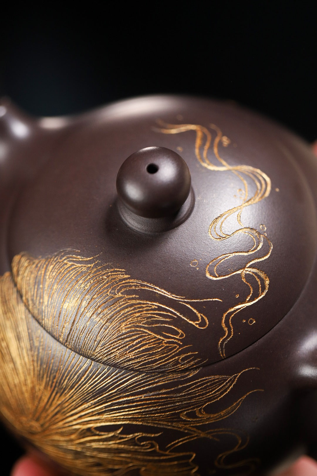 【西施】 制壶：方华萍（研究员级高级工艺美术师） 泥料：原矿黑料 容量：370cc 孔数：14孔