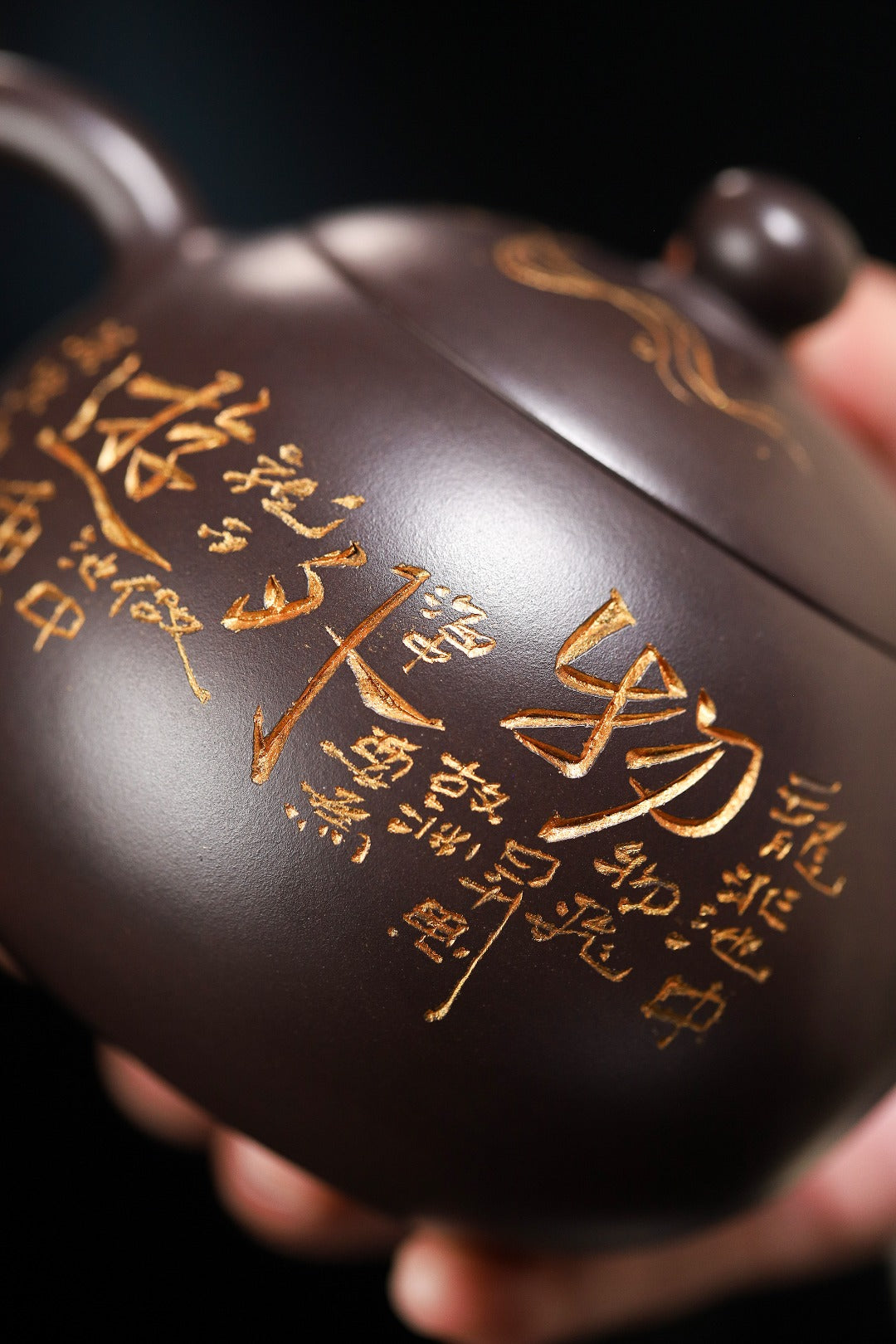 【西施】 制壶：方华萍（研究员级高级工艺美术师） 泥料：原矿黑料 容量：370cc 孔数：14孔