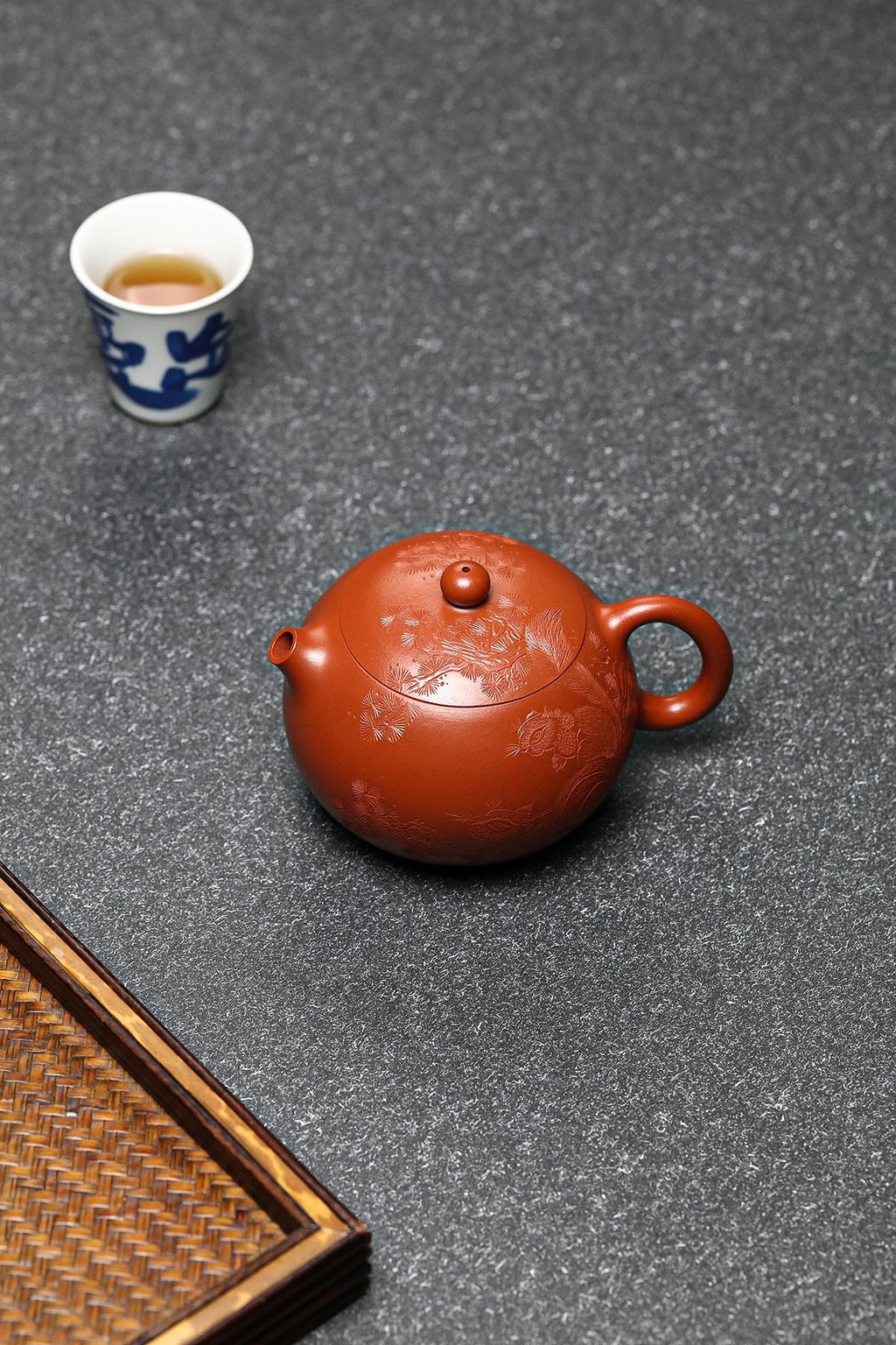 【树深松鼠竞，花暗竹鸡啼】 西施·松鼠款 原矿小煤窑朱泥·220cc 此款全手工西施壶乃五厂老艺人顾老师全手工制作