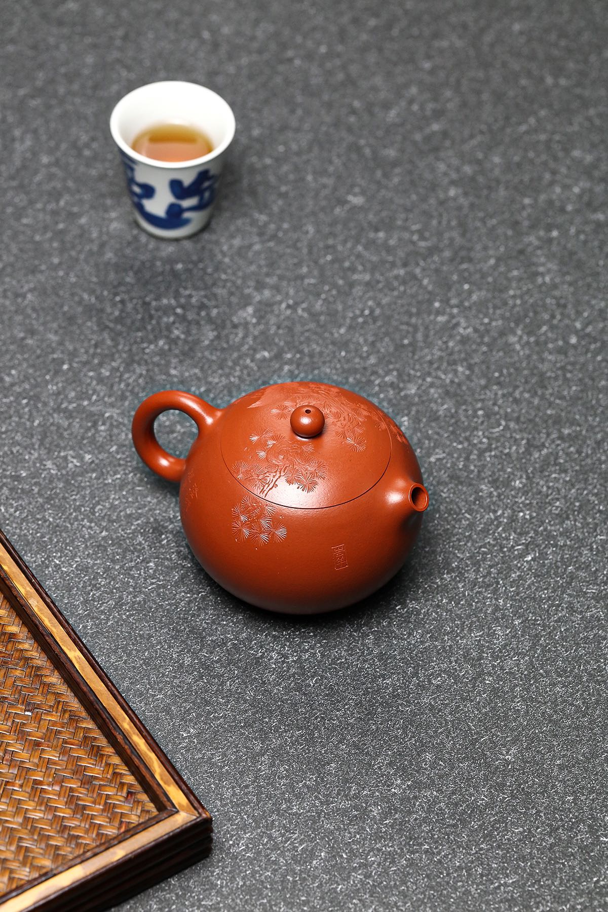 【树深松鼠竞，花暗竹鸡啼】 西施·松鼠款 原矿小煤窑朱泥·220cc 此款全手工西施壶乃五厂老艺人顾老师全手工制作