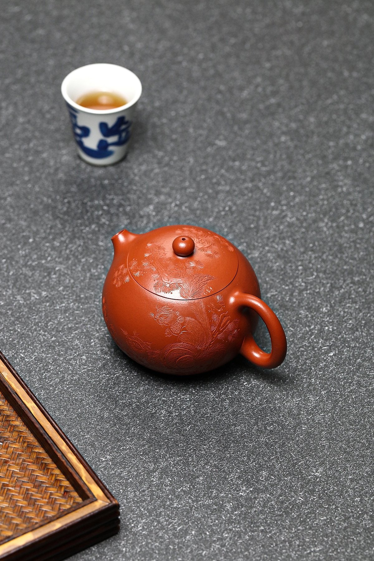 【树深松鼠竞，花暗竹鸡啼】 西施·松鼠款 原矿小煤窑朱泥·220cc 此款全手工西施壶乃五厂老艺人顾老师全手工制作