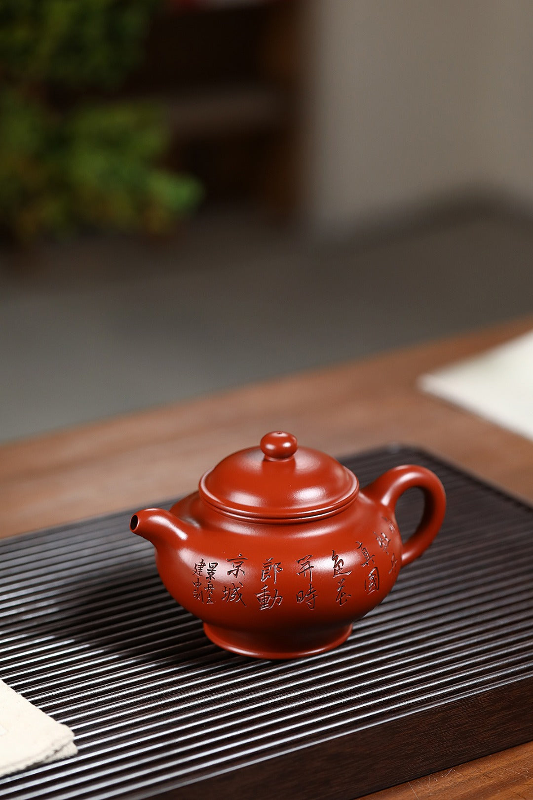 《牡丹掇只》 王敏（正高级工艺美术师） 装饰：李玮（江苏省陶瓷艺术大师，正高