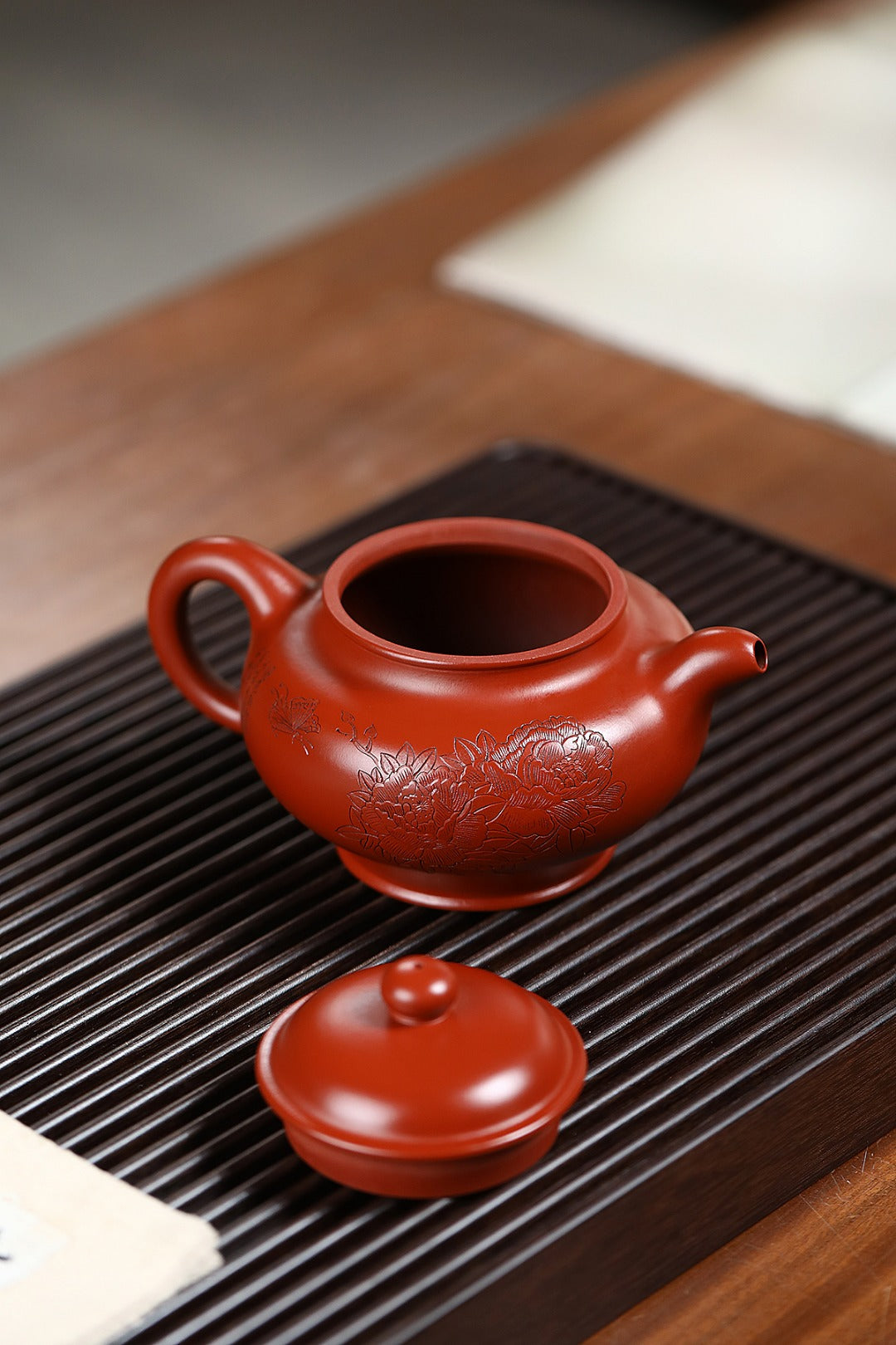 《牡丹掇只》 王敏（正高级工艺美术师） 装饰：李玮（江苏省陶瓷艺术大师，正高