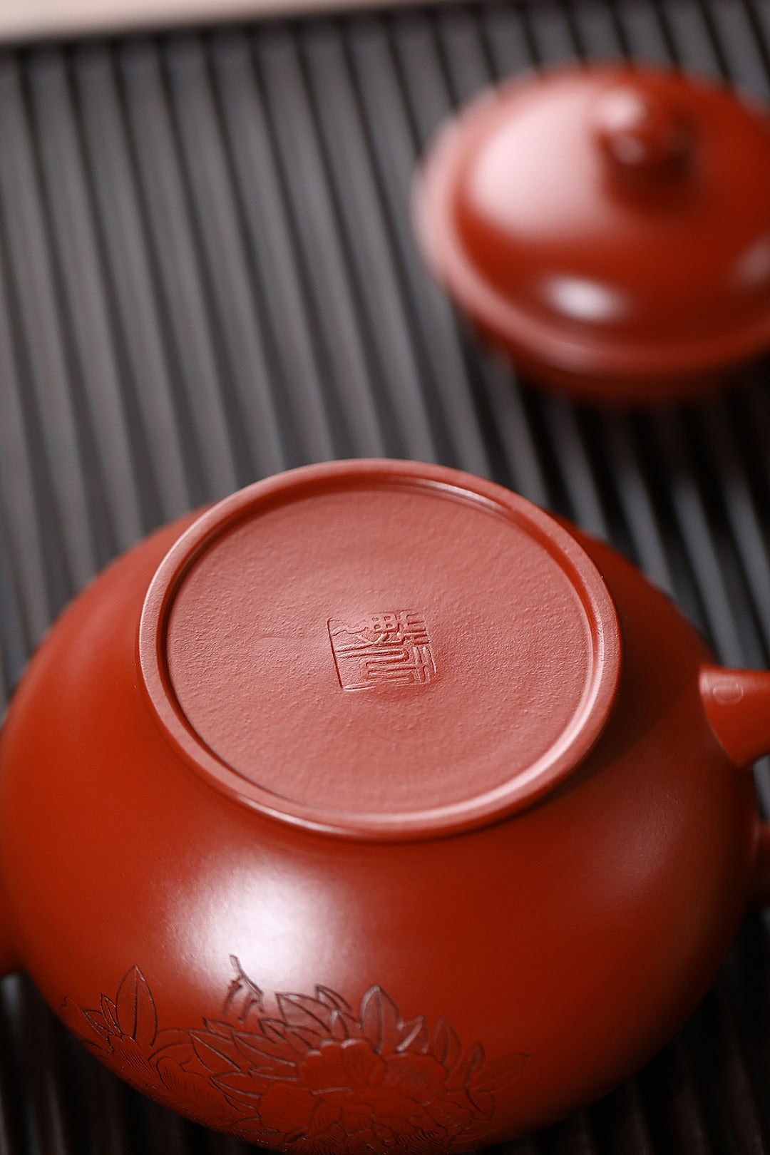 《牡丹掇只》 王敏（正高级工艺美术师） 装饰：李玮（江苏省陶瓷艺术大师，正高