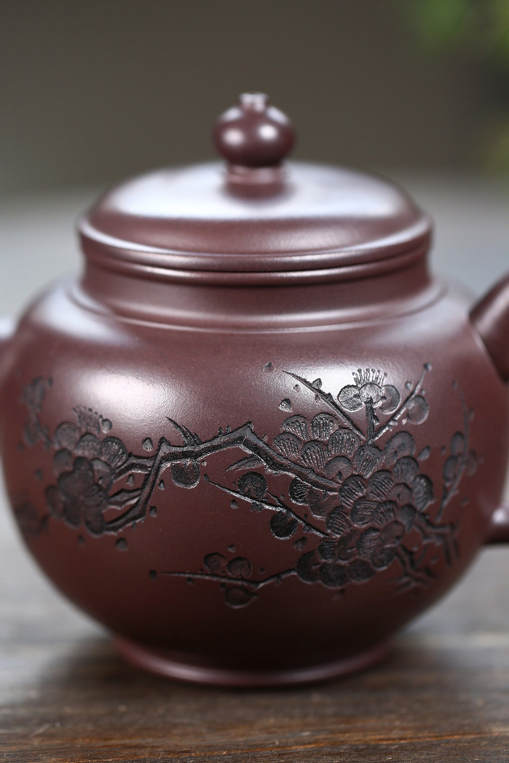 《墨梅宫灯》 高建中 研究员级高级工艺美术师正高级工艺美术师 原矿老茄皮紫泥，550cc，菱形14孔出水