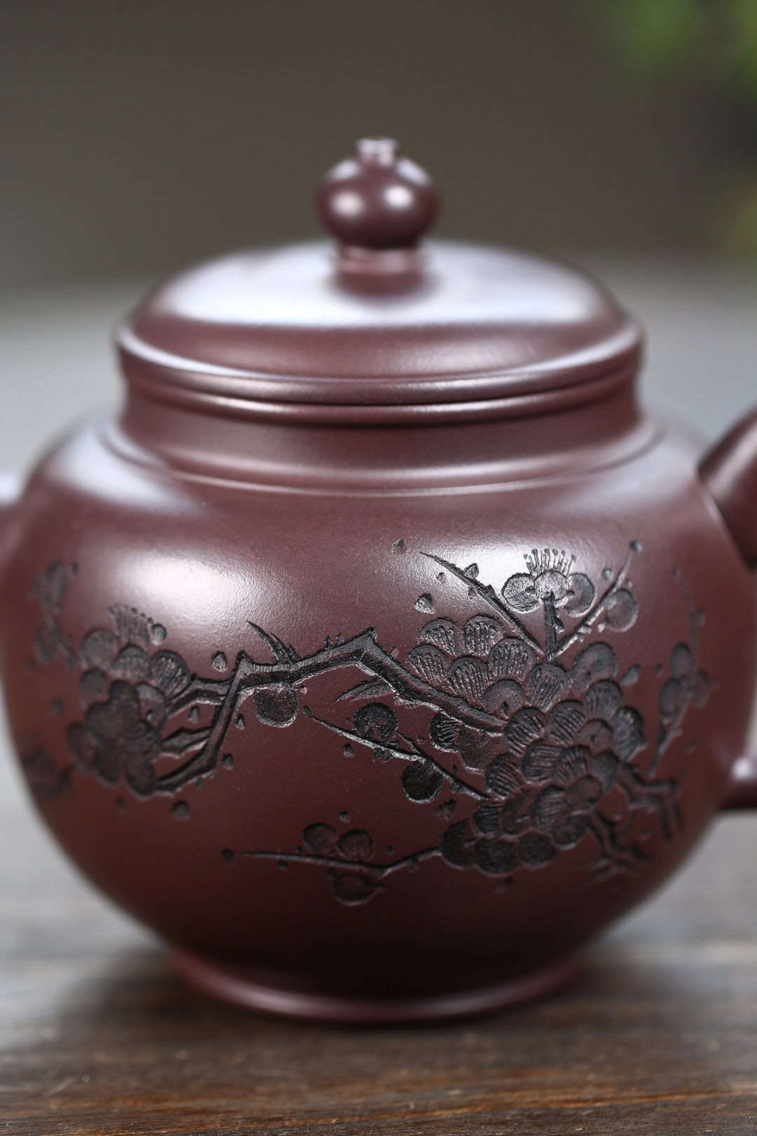 《墨梅宫灯》 高建中 研究员级高级工艺美术师正高级工艺美术师 原矿老茄皮紫泥，550cc，菱形14孔出水