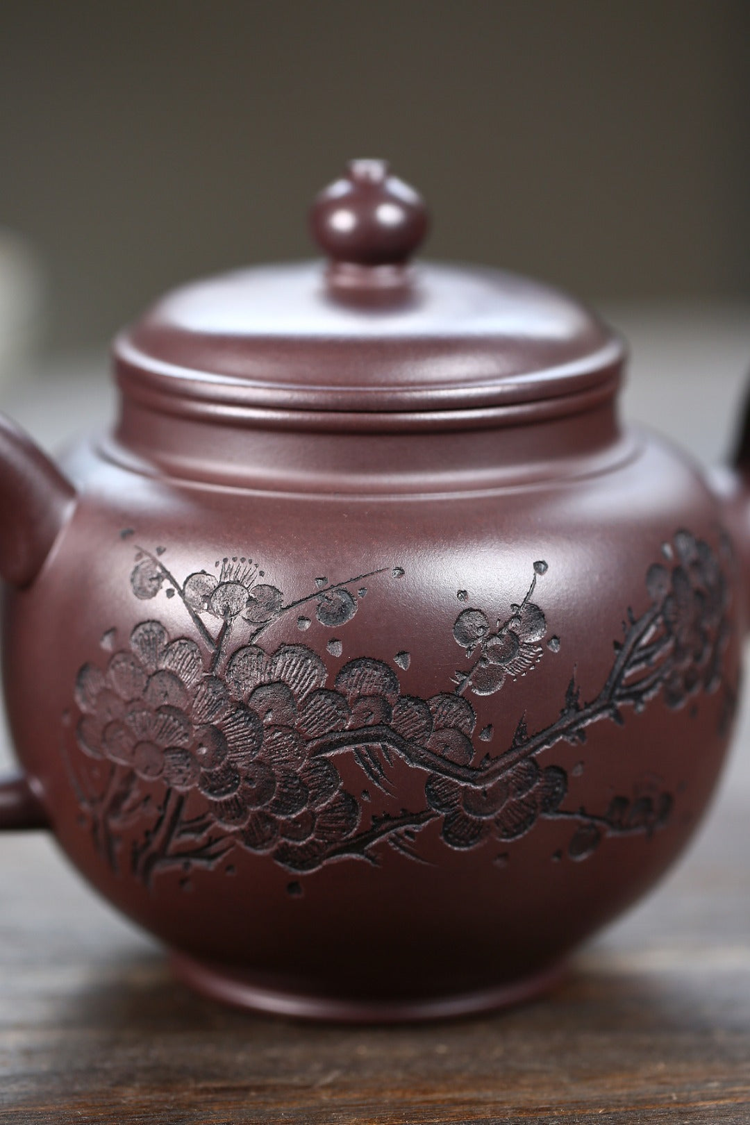 《墨梅宫灯》 高建中 研究员级高级工艺美术师正高级工艺美术师 原矿老茄皮紫泥，550cc，菱形14孔出水