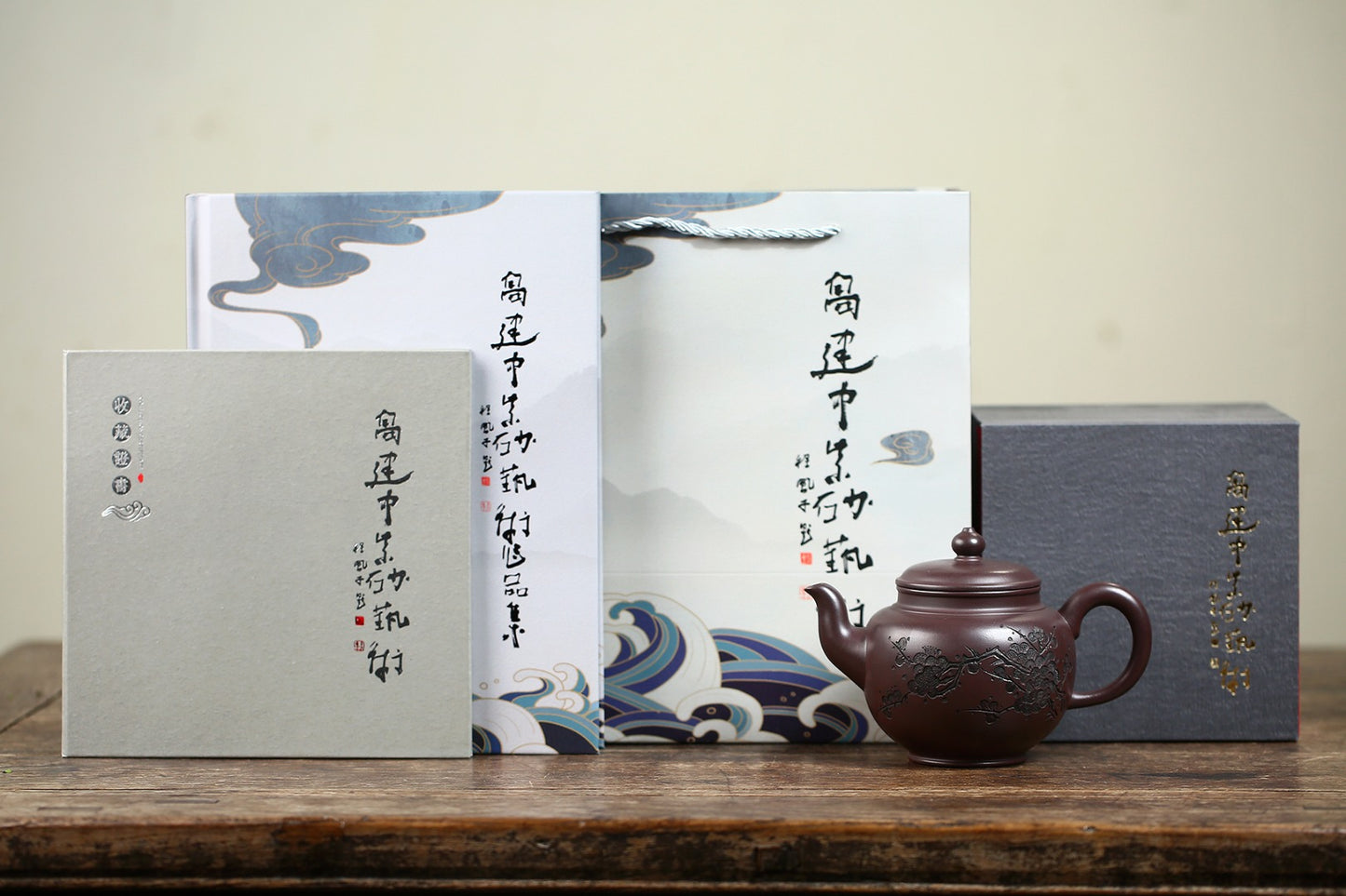 《墨梅宫灯》 高建中 研究员级高级工艺美术师正高级工艺美术师 原矿老茄皮紫泥，550cc，菱形14孔出水